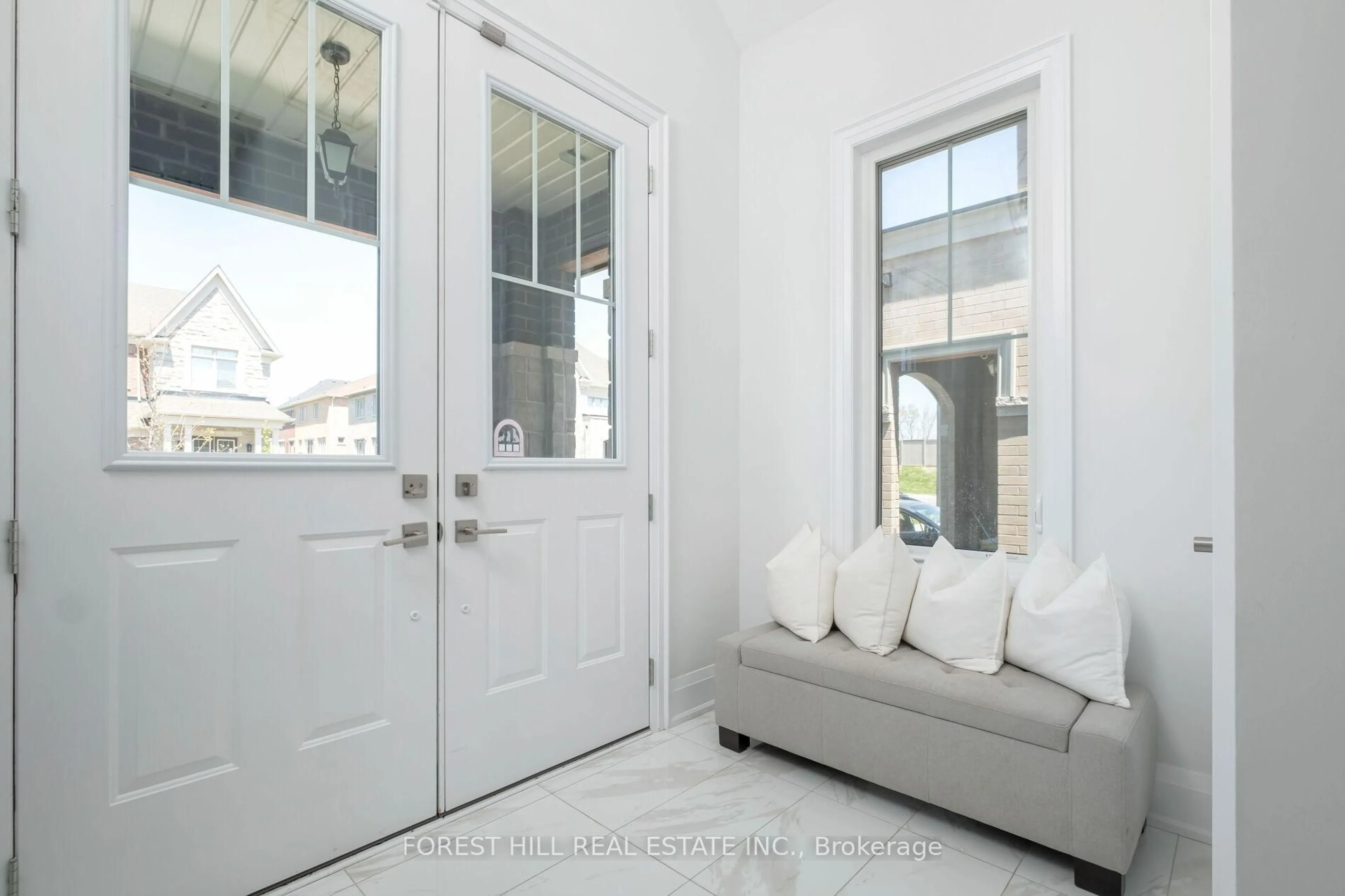 Indoor entryway for 124 Sikura Circ, Aurora Ontario L4G 3Y9