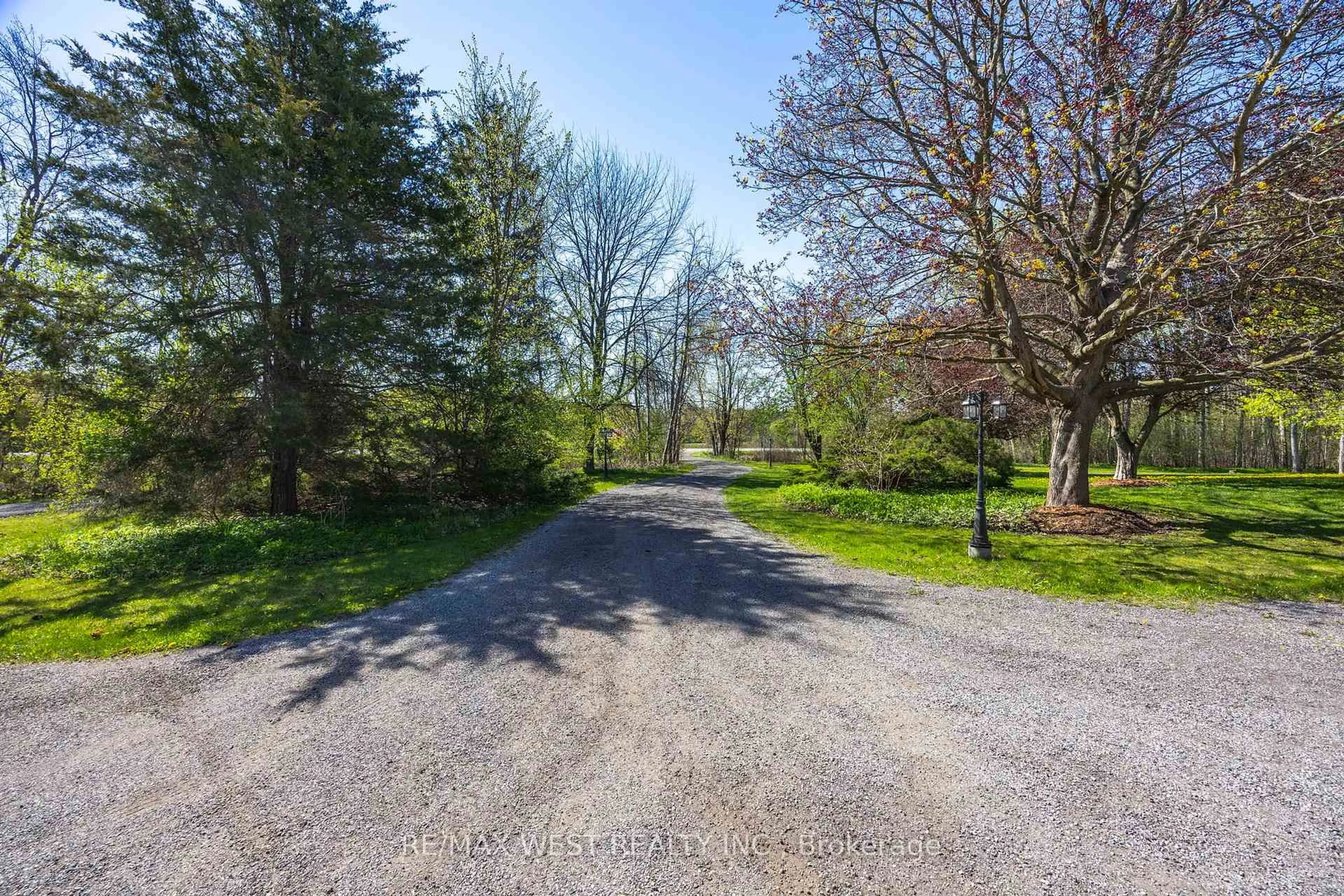 A pic from outside/outdoor area/front of a property/back of a property/a pic from drone, unknown for 6492 7th Line, New Tecumseth Ontario L0G 1A0