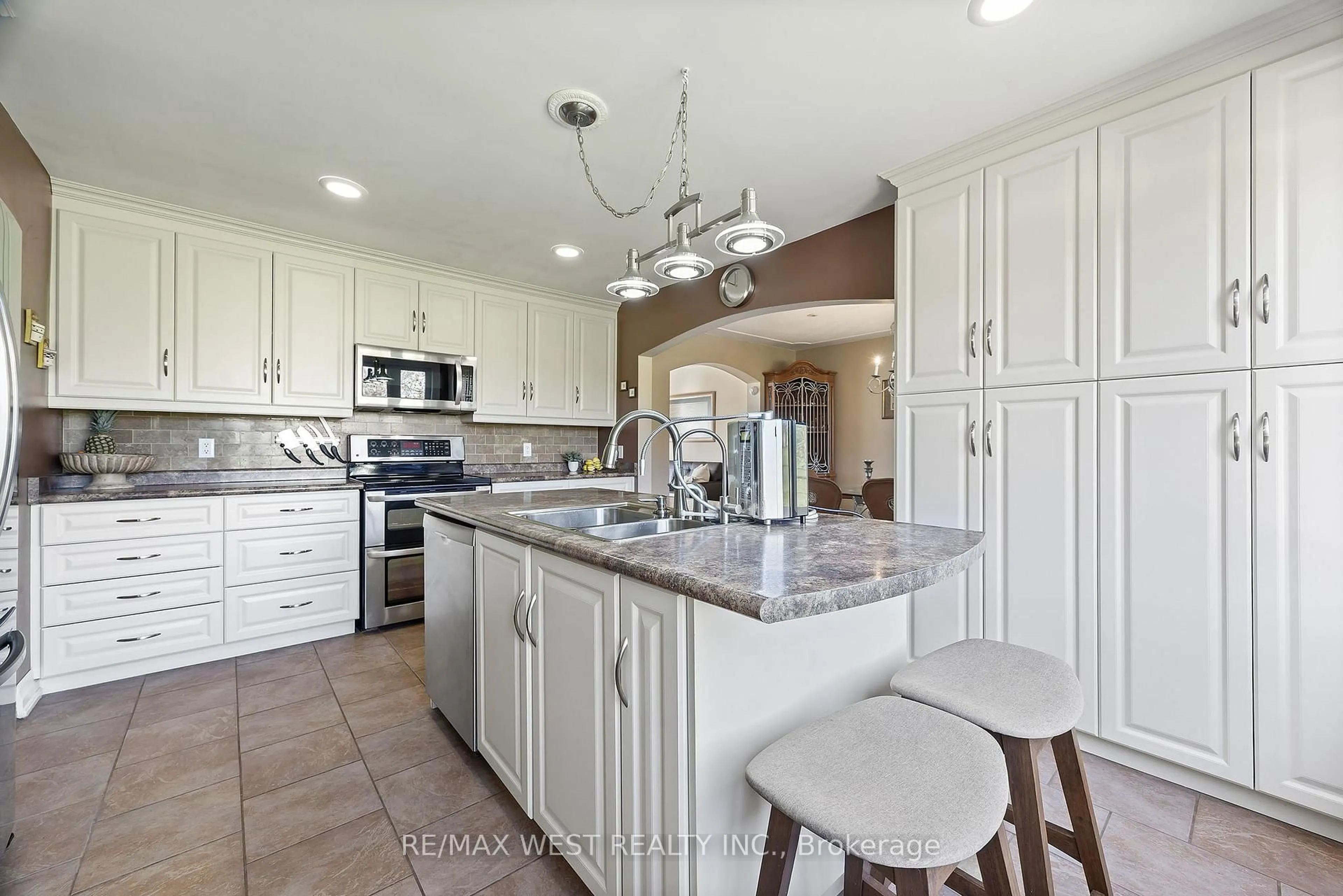 Open concept kitchen, ceramic/tile floor for 6492 7th Line, New Tecumseth Ontario L0G 1A0