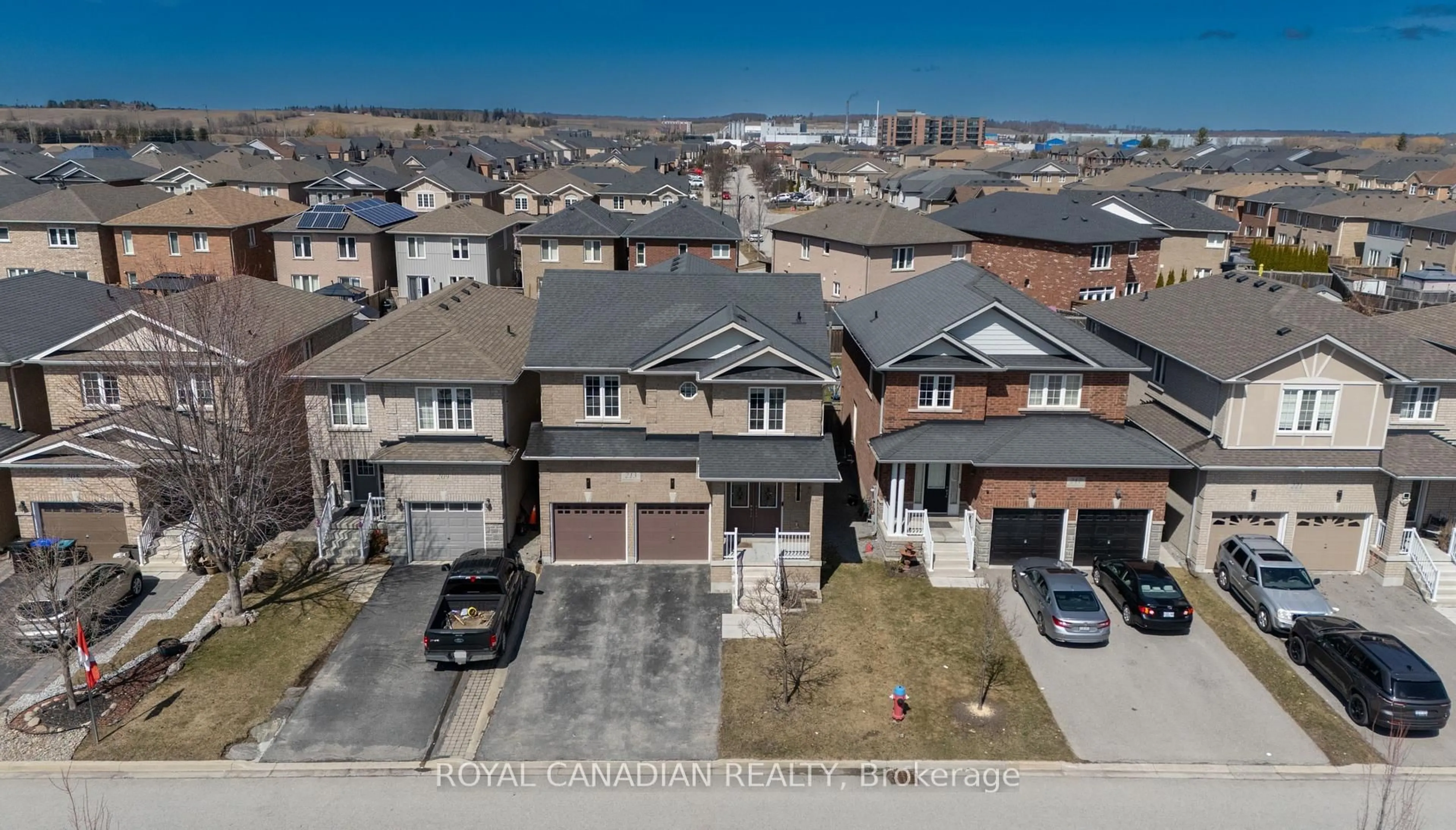 A pic from outside/outdoor area/front of a property/back of a property/a pic from drone, street for 213 Richardson Cres, Bradford West Gwillimbury Ontario L3Z 0R5