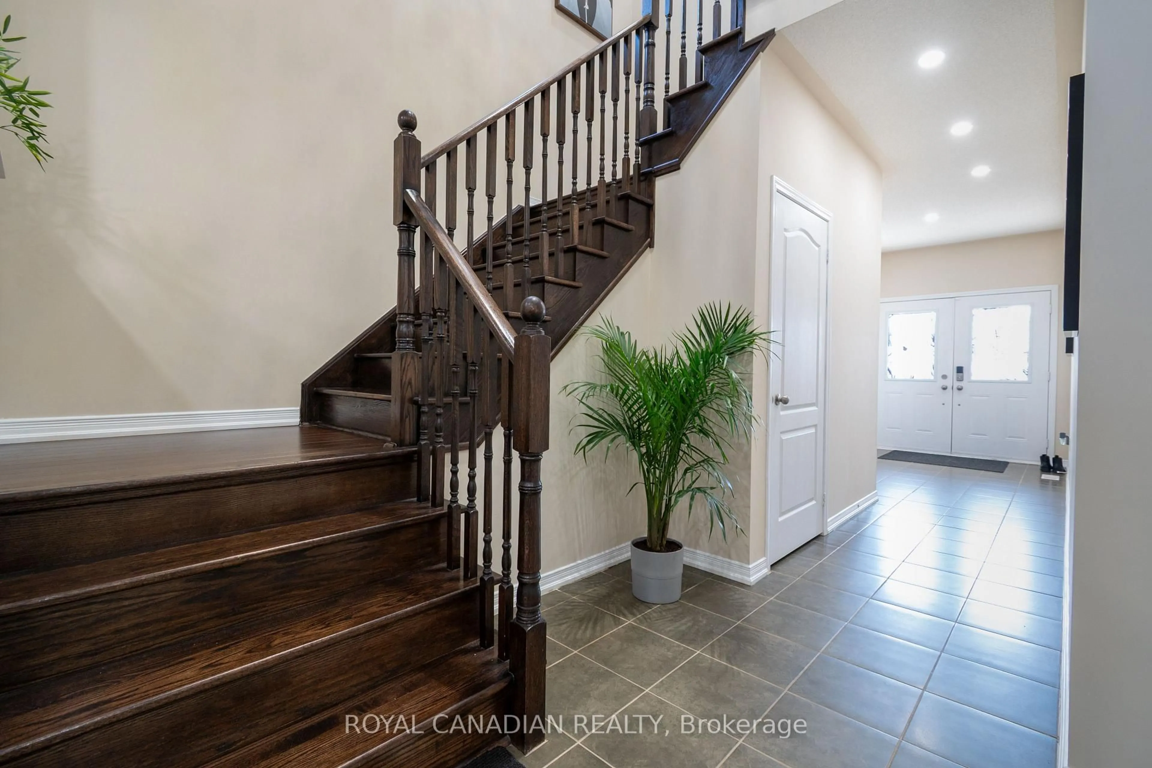 Indoor entryway for 213 Richardson Cres, Bradford West Gwillimbury Ontario L3Z 0R5
