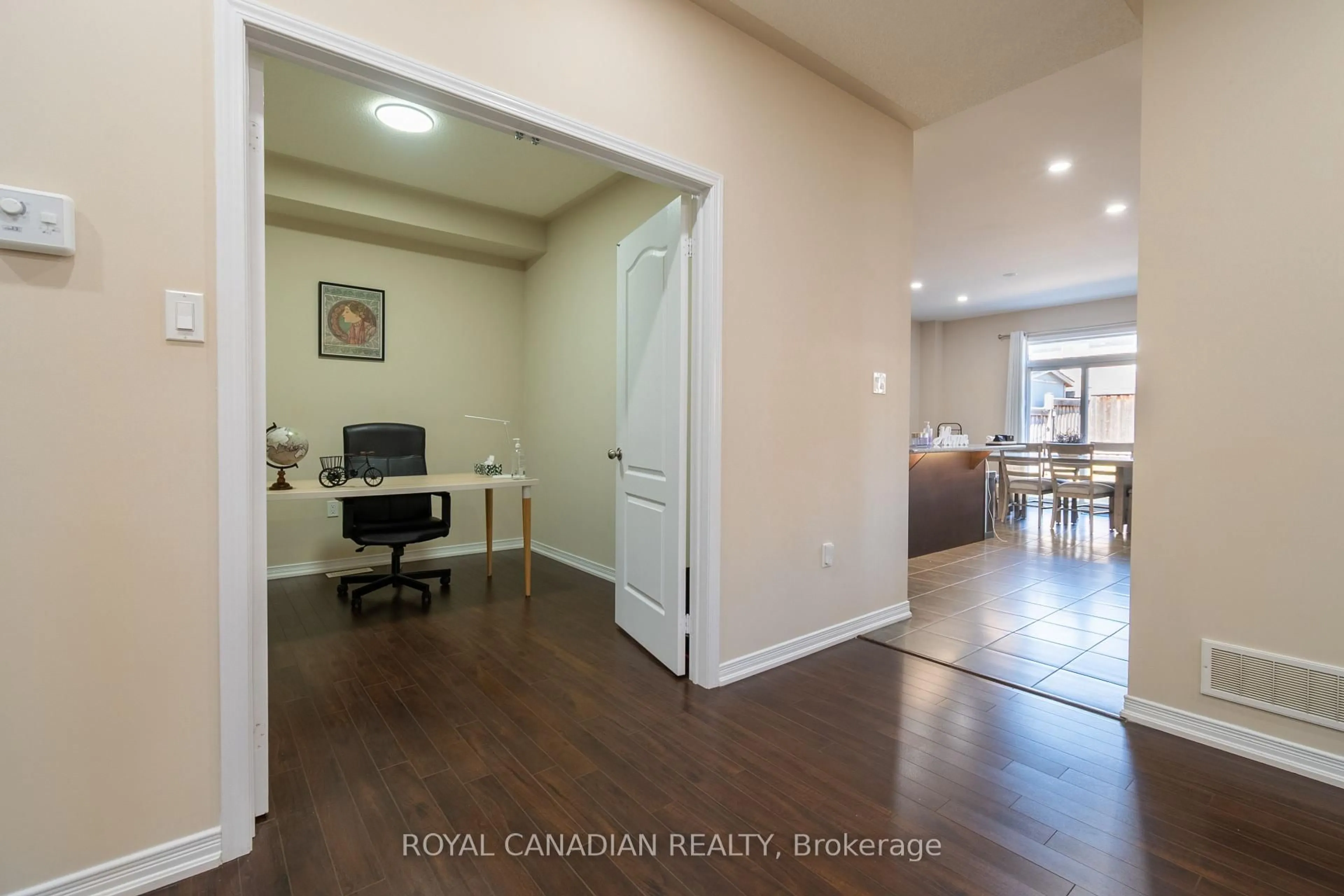 Indoor entryway for 213 Richardson Cres, Bradford West Gwillimbury Ontario L3Z 0R5