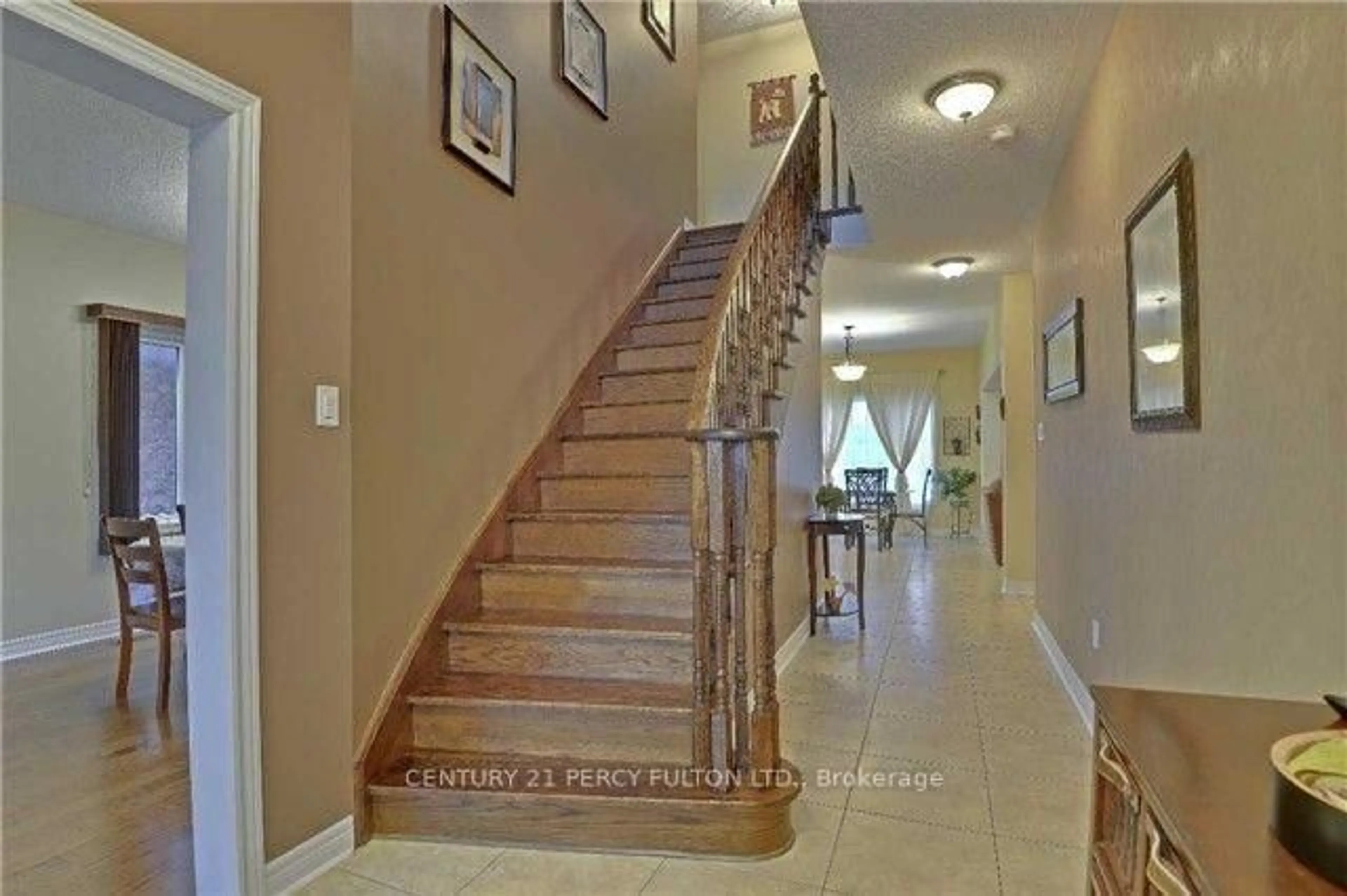 Indoor foyer for 359 Woodspring Ave, Newmarket Ontario L3X 3H1