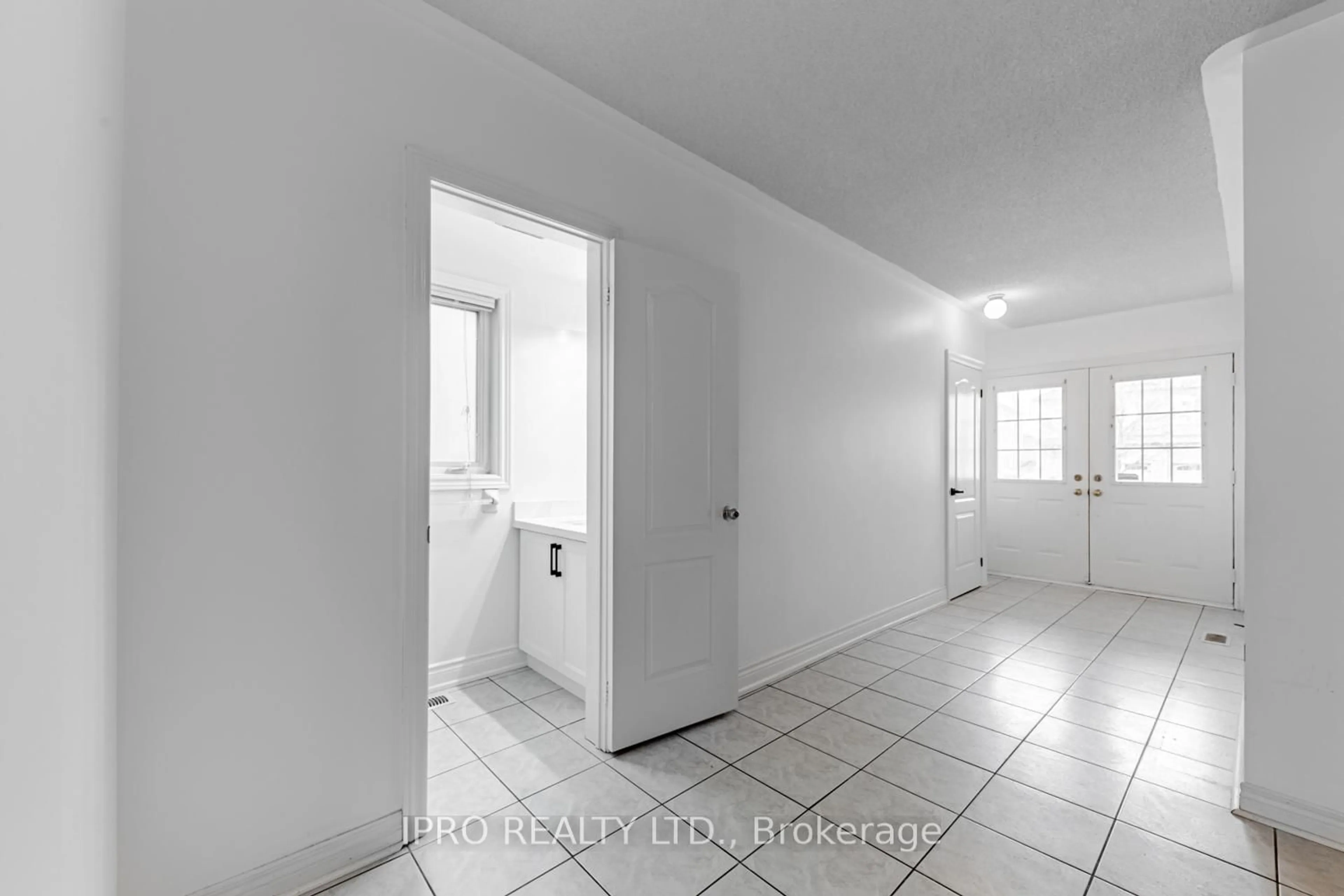 Indoor entryway for 124 Casabel Dr, Vaughan Ontario L6A 3L8