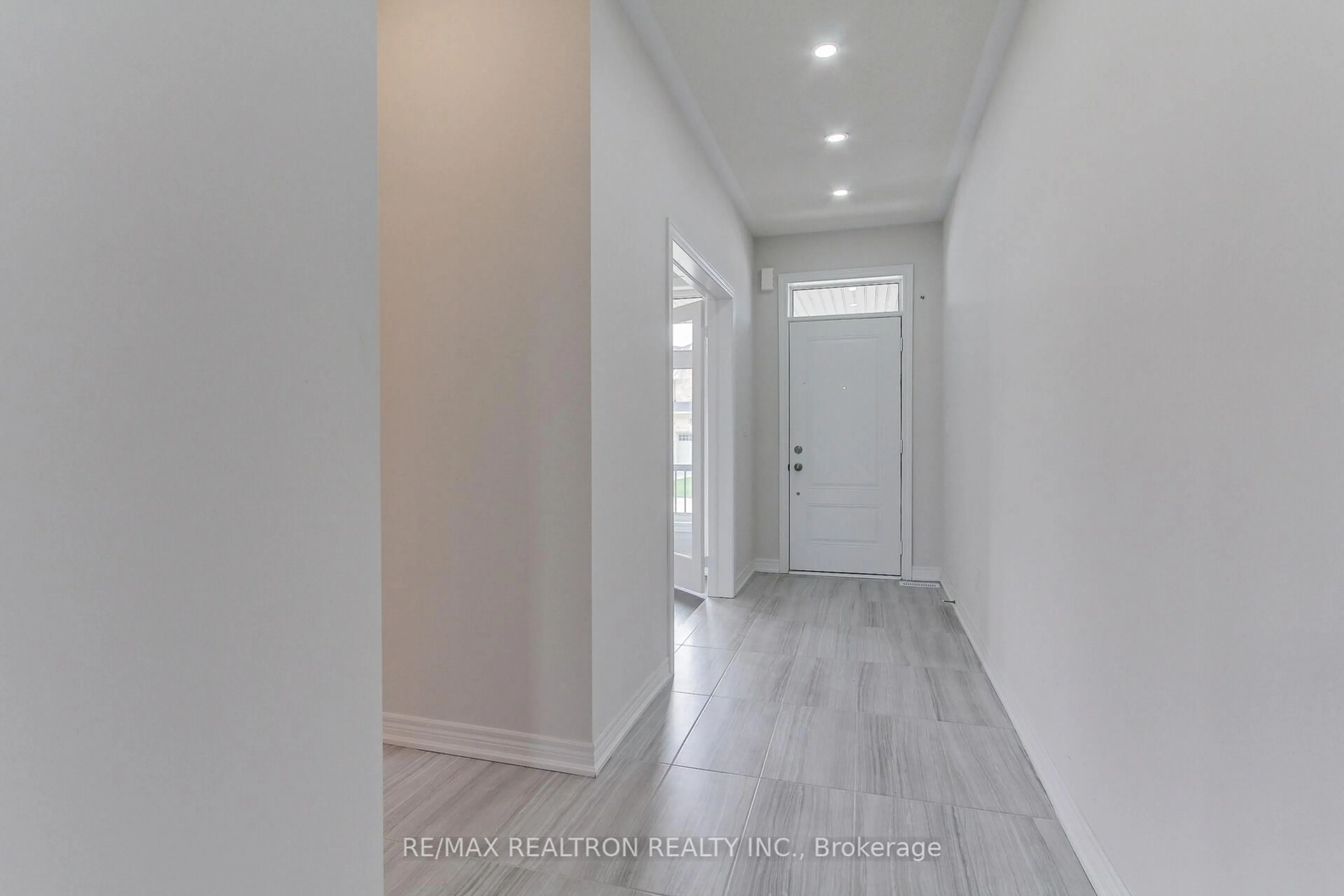 Indoor entryway for 71 Big Canoe Dr, Georgina Ontario L0E 1R0