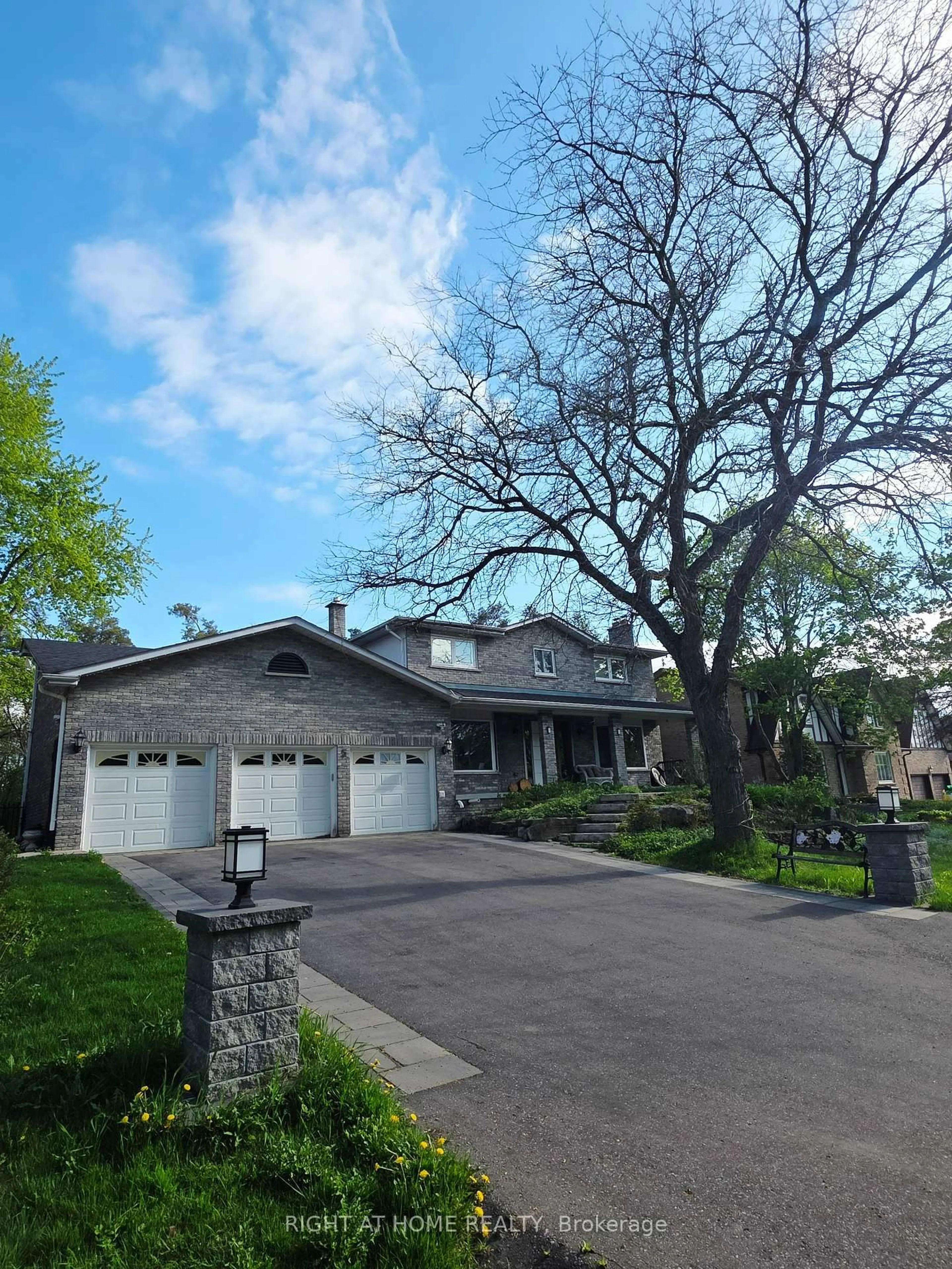 Home with vinyl exterior material, street for 5 Black Willow Crt, Richmond Hill Ontario L4E 2M7