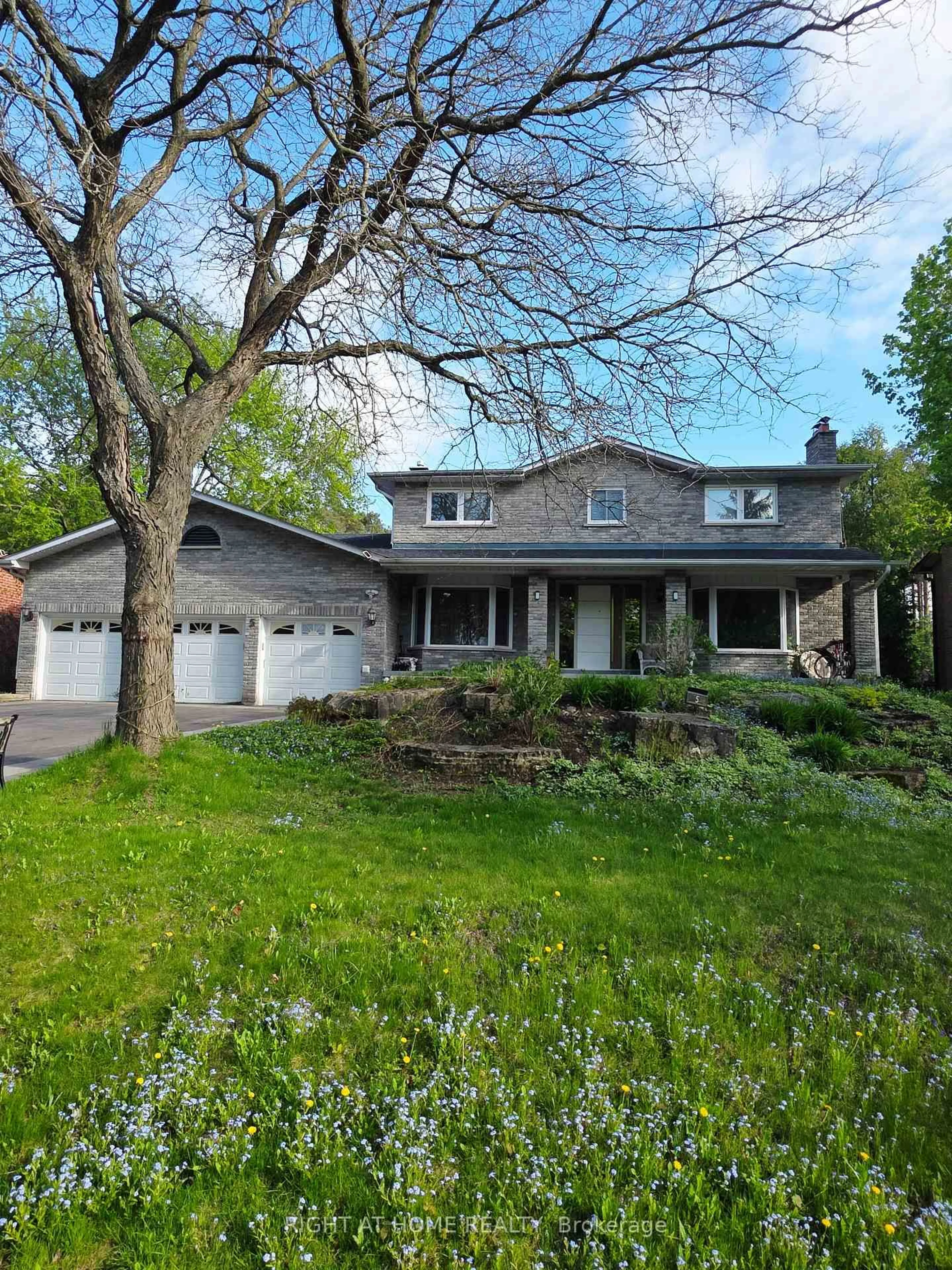 Home with vinyl exterior material, street for 5 Black Willow Crt, Richmond Hill Ontario L4E 2M7