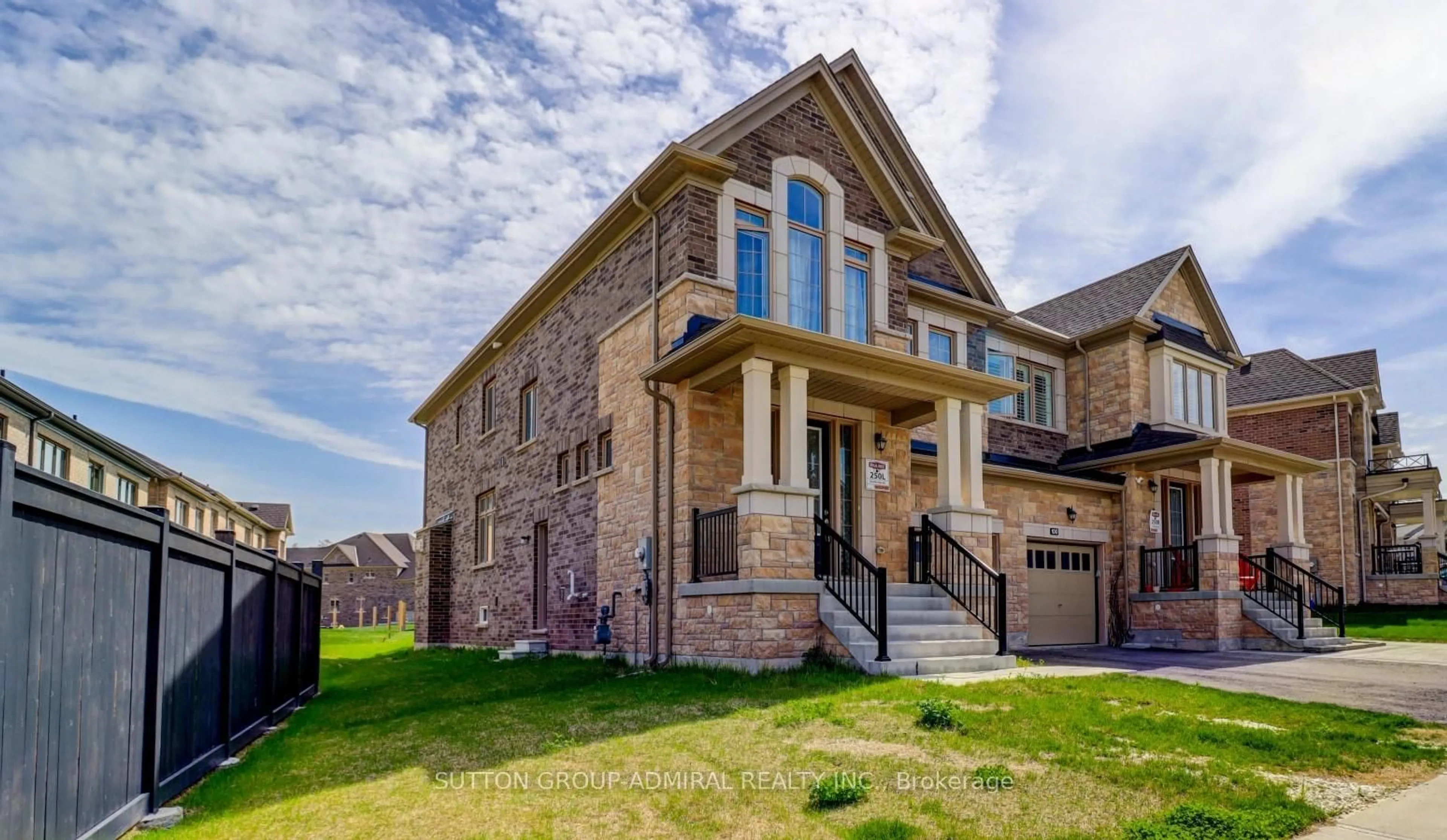 Home with brick exterior material, building for 102 Kentledge Ave, East Gwillimbury Ontario L9N 0V9