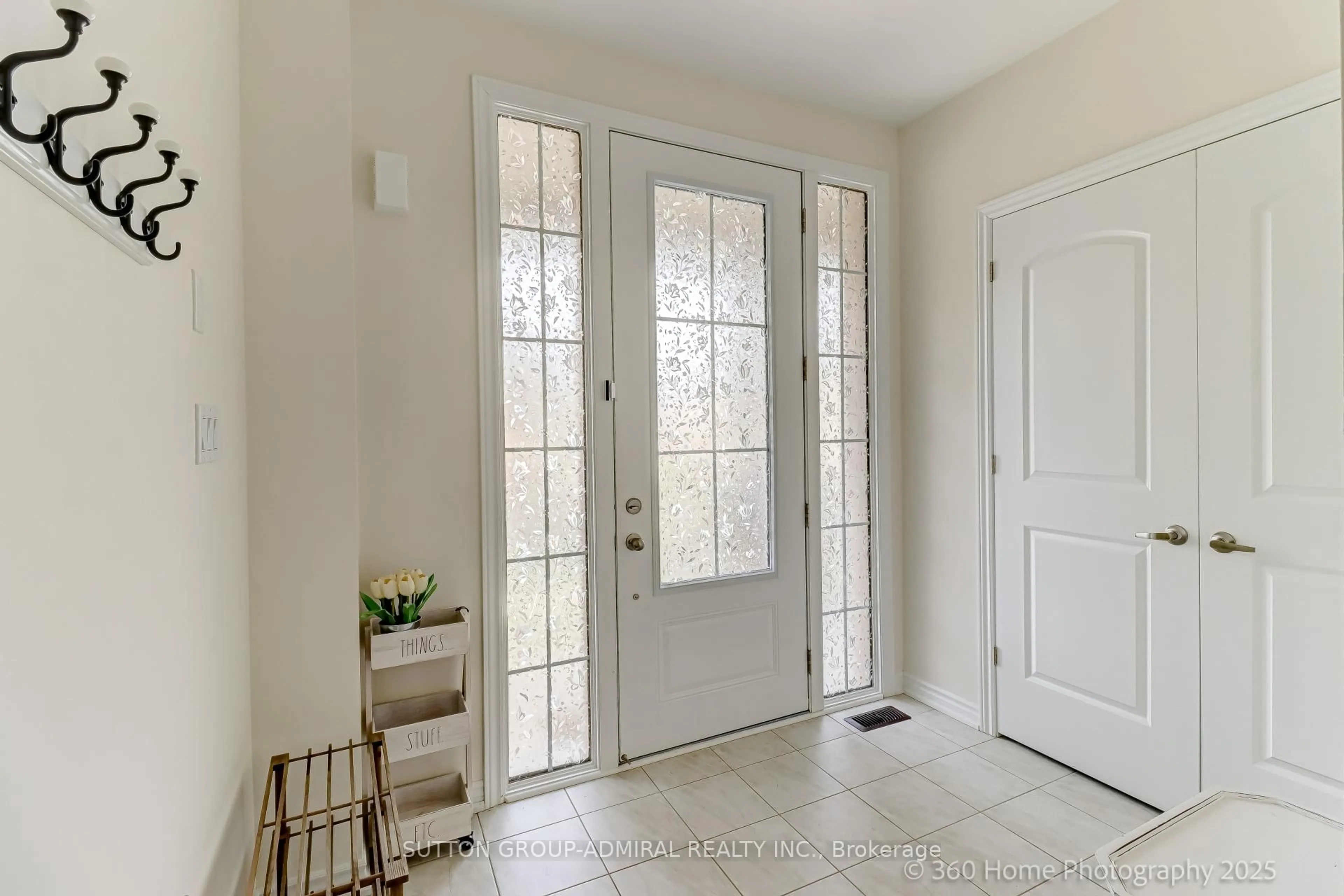 Indoor entryway for 102 Kentledge Ave, East Gwillimbury Ontario L9N 0V9