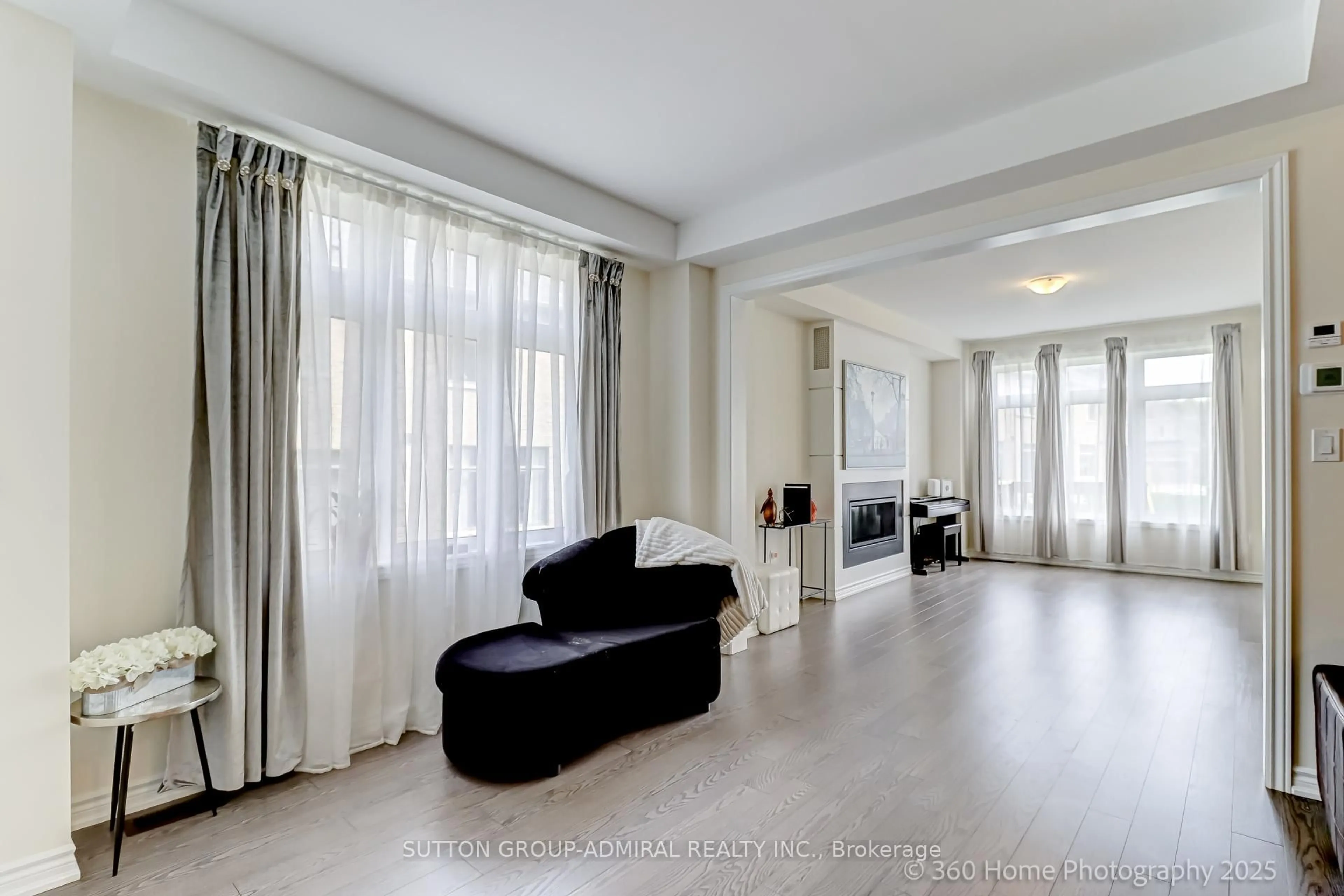 Living room with furniture, unknown for 102 Kentledge Ave, East Gwillimbury Ontario L9N 0V9