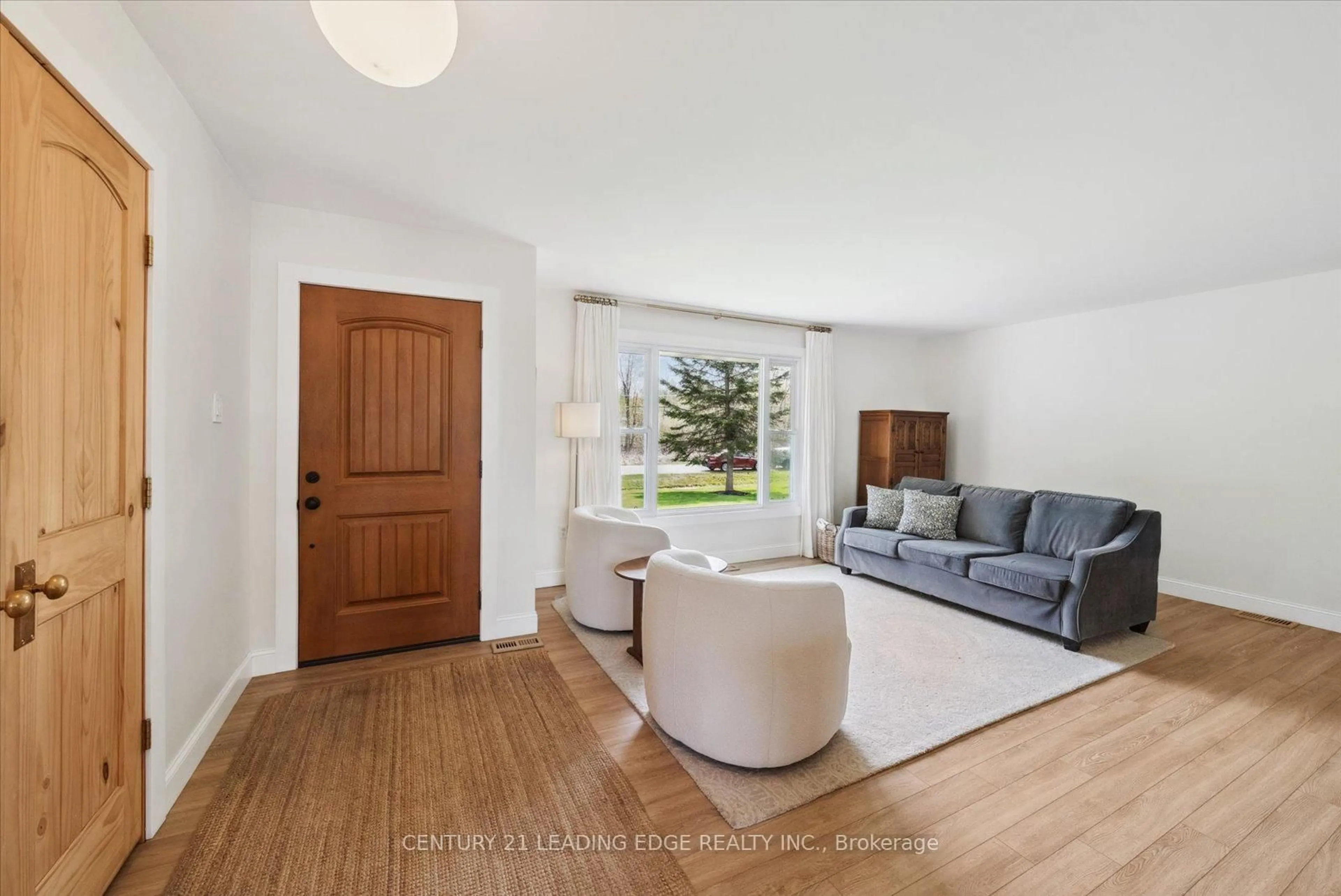 Living room with furniture, unknown for 698 Lake Dr, Georgina Ontario L4P 1V1