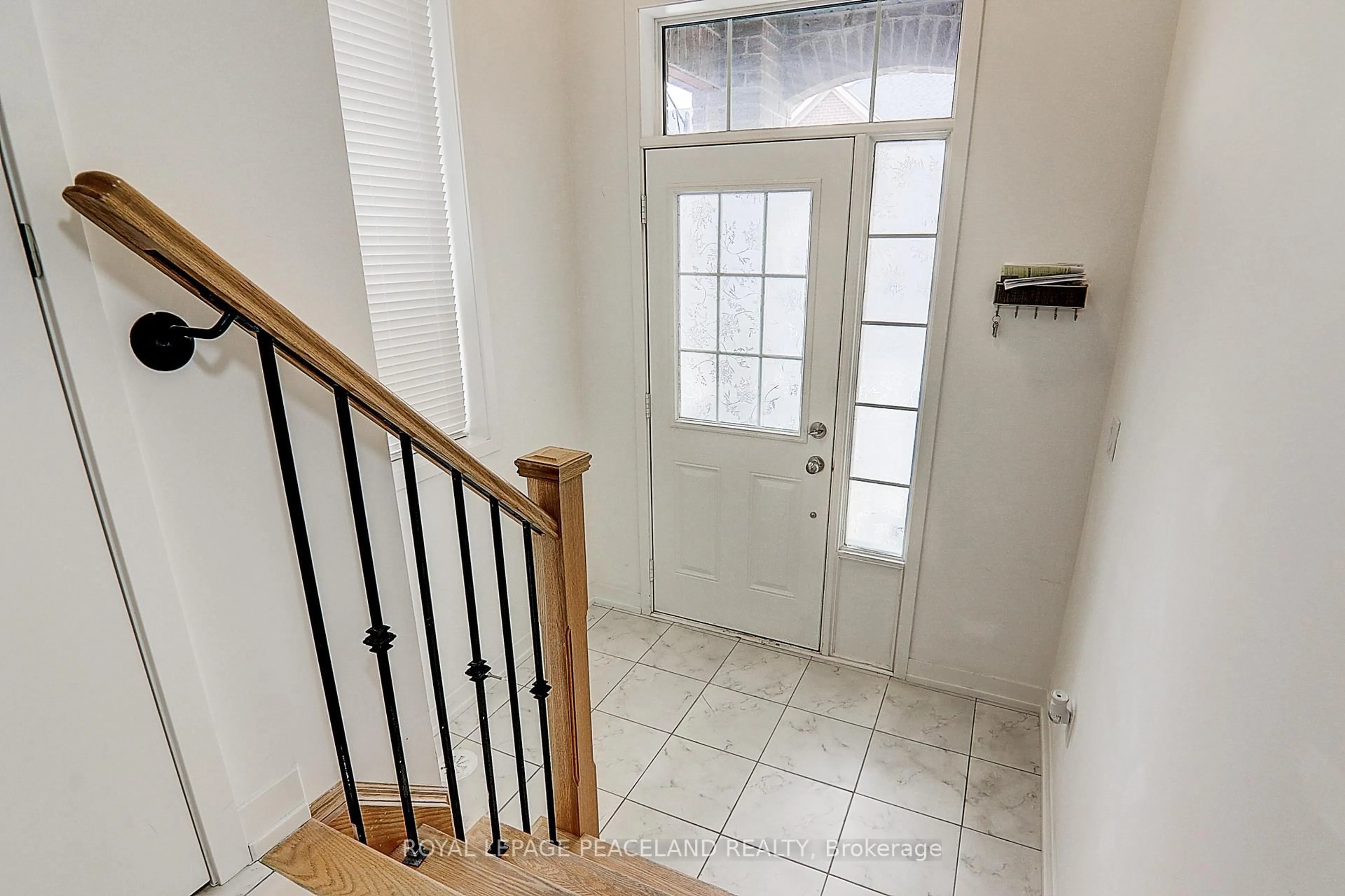 Indoor entryway for 9 Heswall Lane, Newmarket Ontario L3Y 0E3