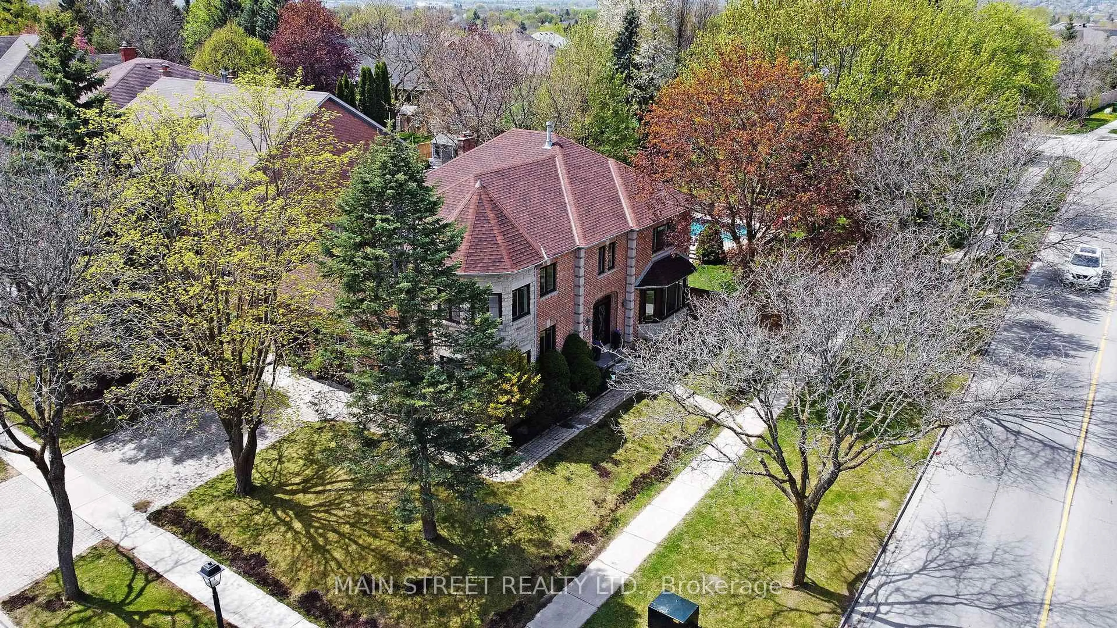 A pic from outside/outdoor area/front of a property/back of a property/a pic from drone, street for 898 Stonehaven Ave, Newmarket Ontario L3X 1K7