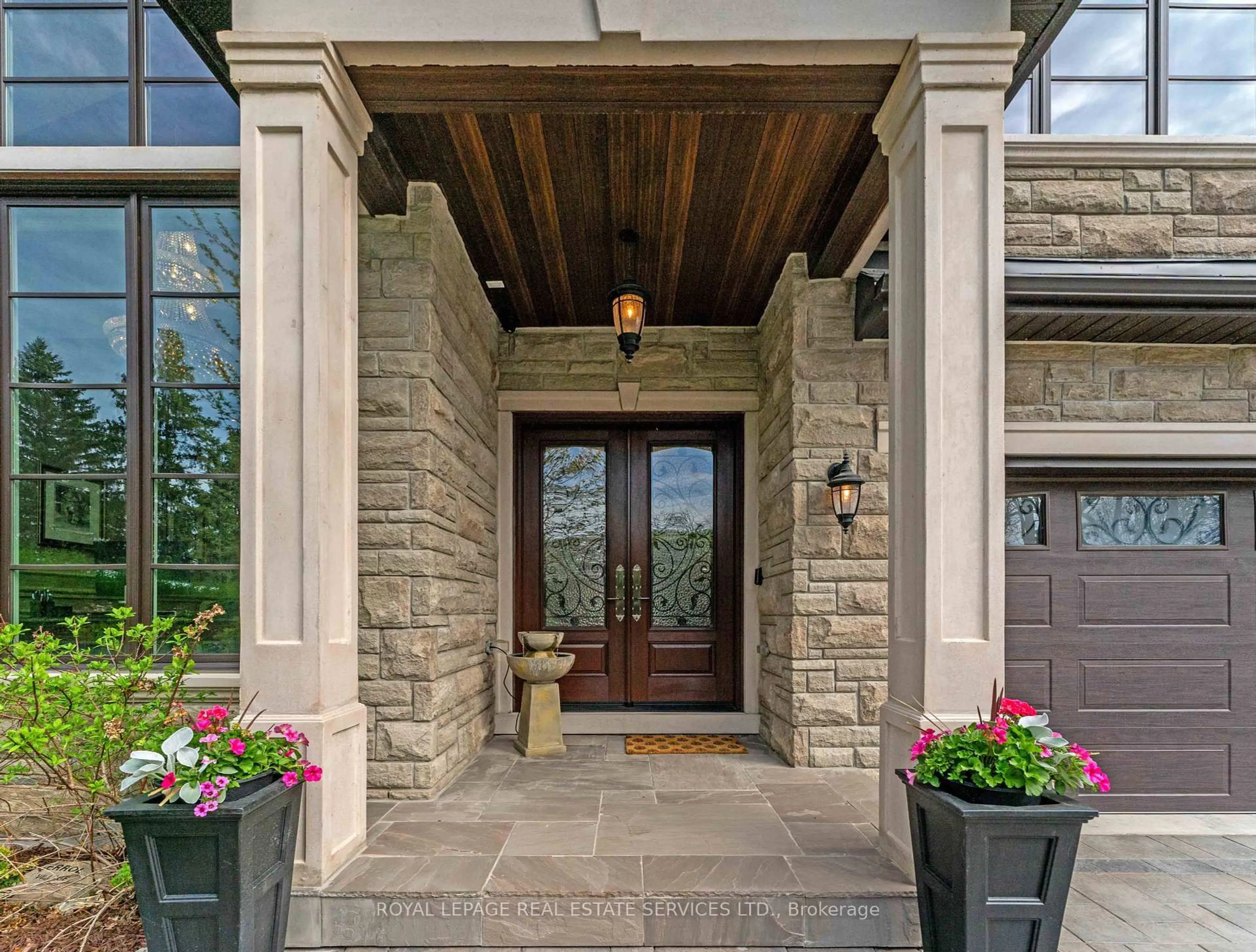 Indoor entryway for 50 Fairway Dr, Aurora Ontario L4G 2H1
