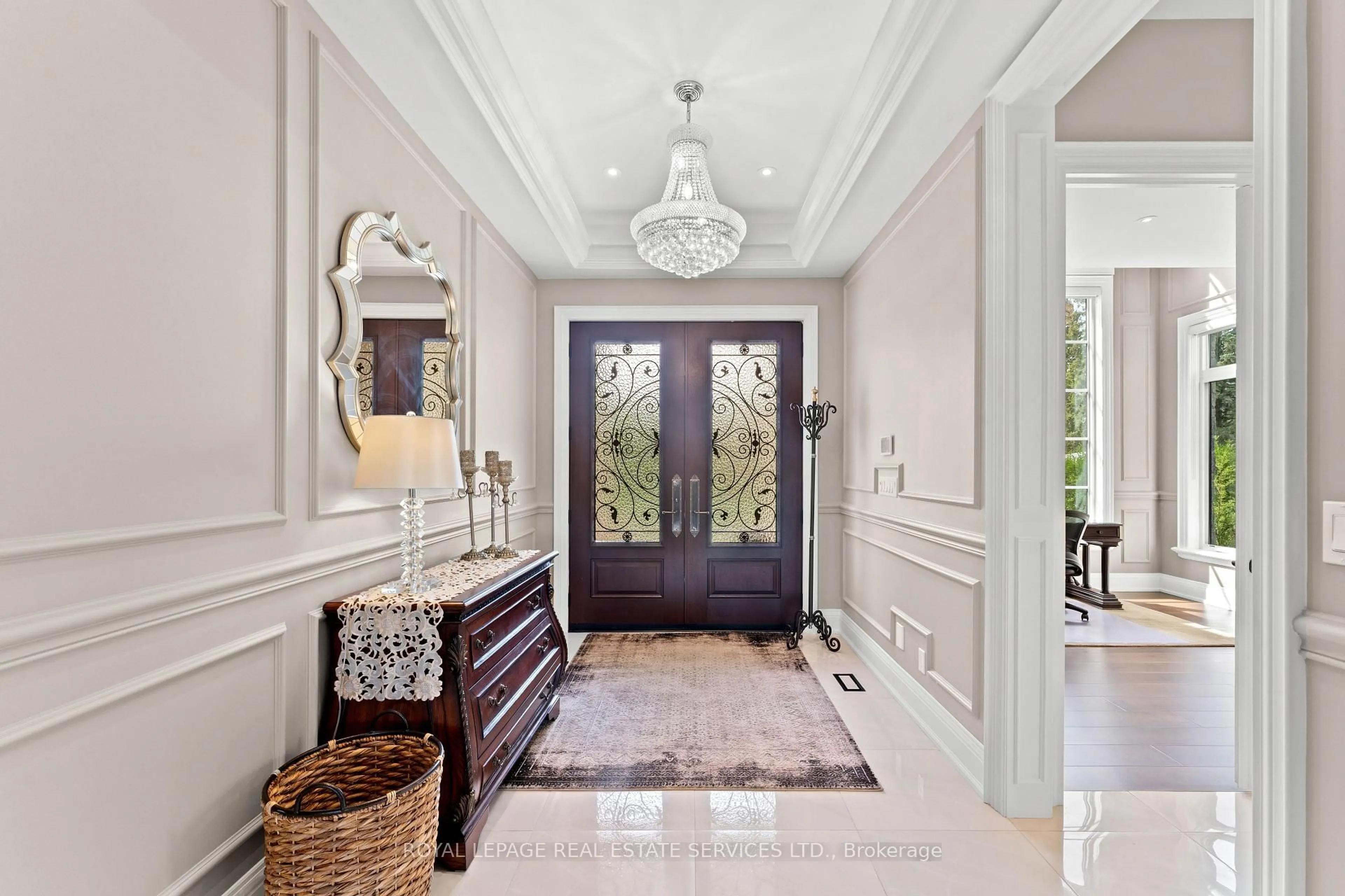 Indoor entryway for 50 Fairway Dr, Aurora Ontario L4G 2H1