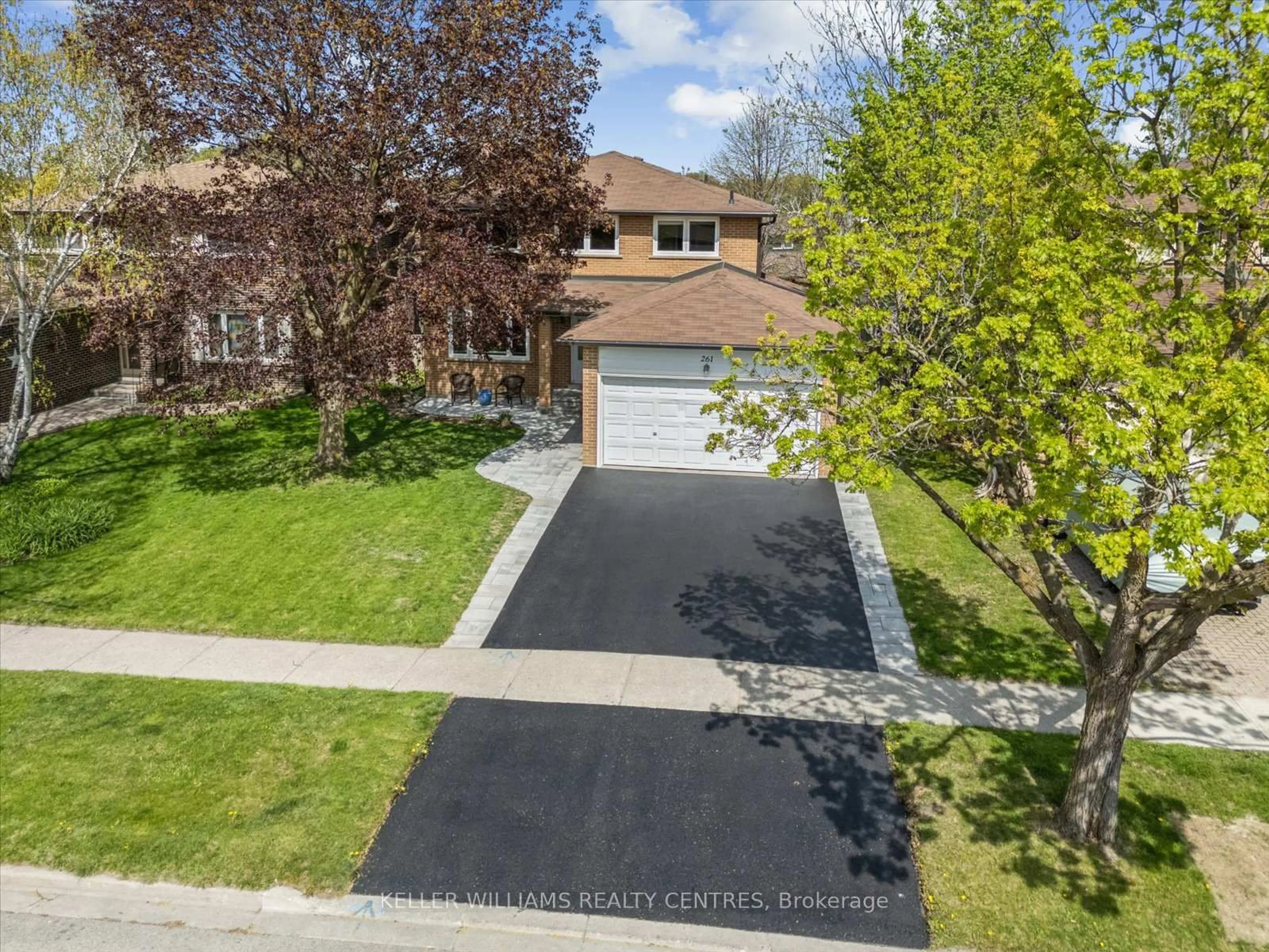 A pic from outside/outdoor area/front of a property/back of a property/a pic from drone, street for 261 Plymouth Tr, Newmarket Ontario L3Y 6G6