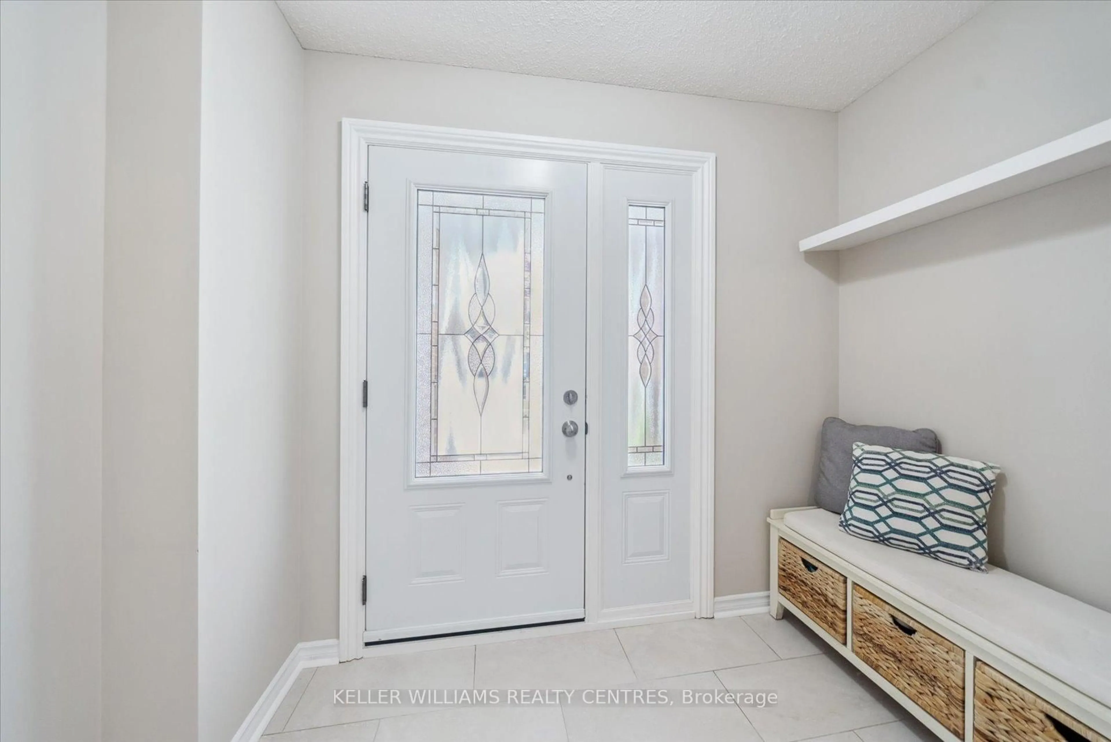 Indoor entryway for 261 Plymouth Tr, Newmarket Ontario L3Y 6G6