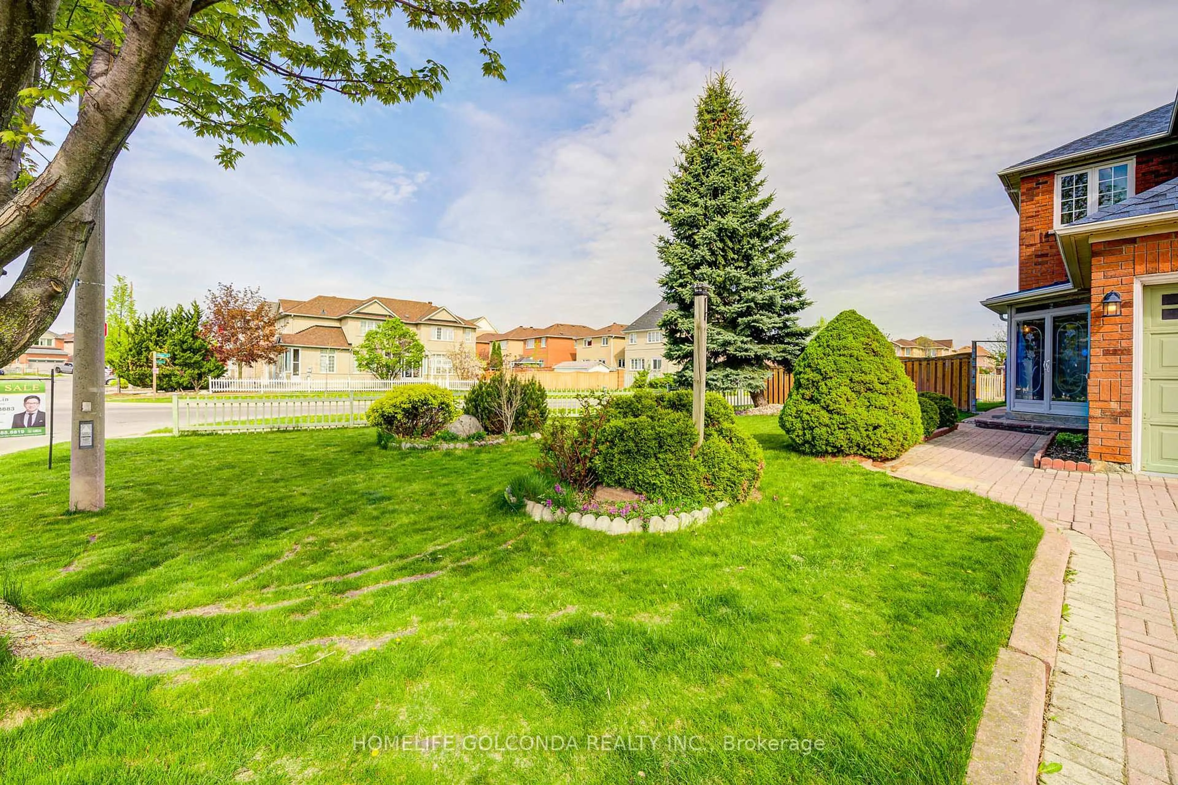 A pic from outside/outdoor area/front of a property/back of a property/a pic from drone, street for 2 Eastpine Dr, Markham Ontario L3R 4Z2