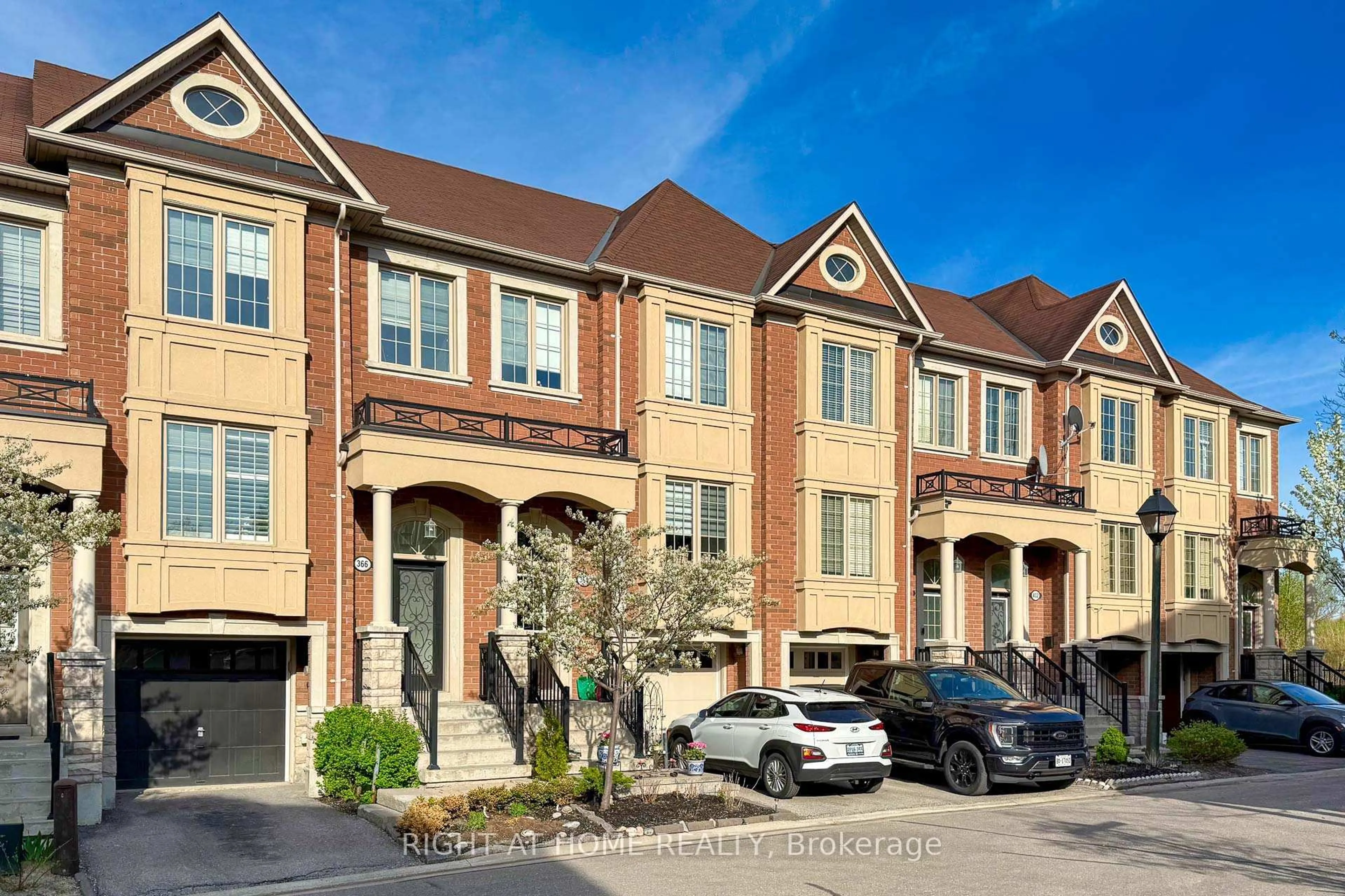 Home with brick exterior material, street for 366 Doak Lane, Newmarket Ontario L3Y 0A8