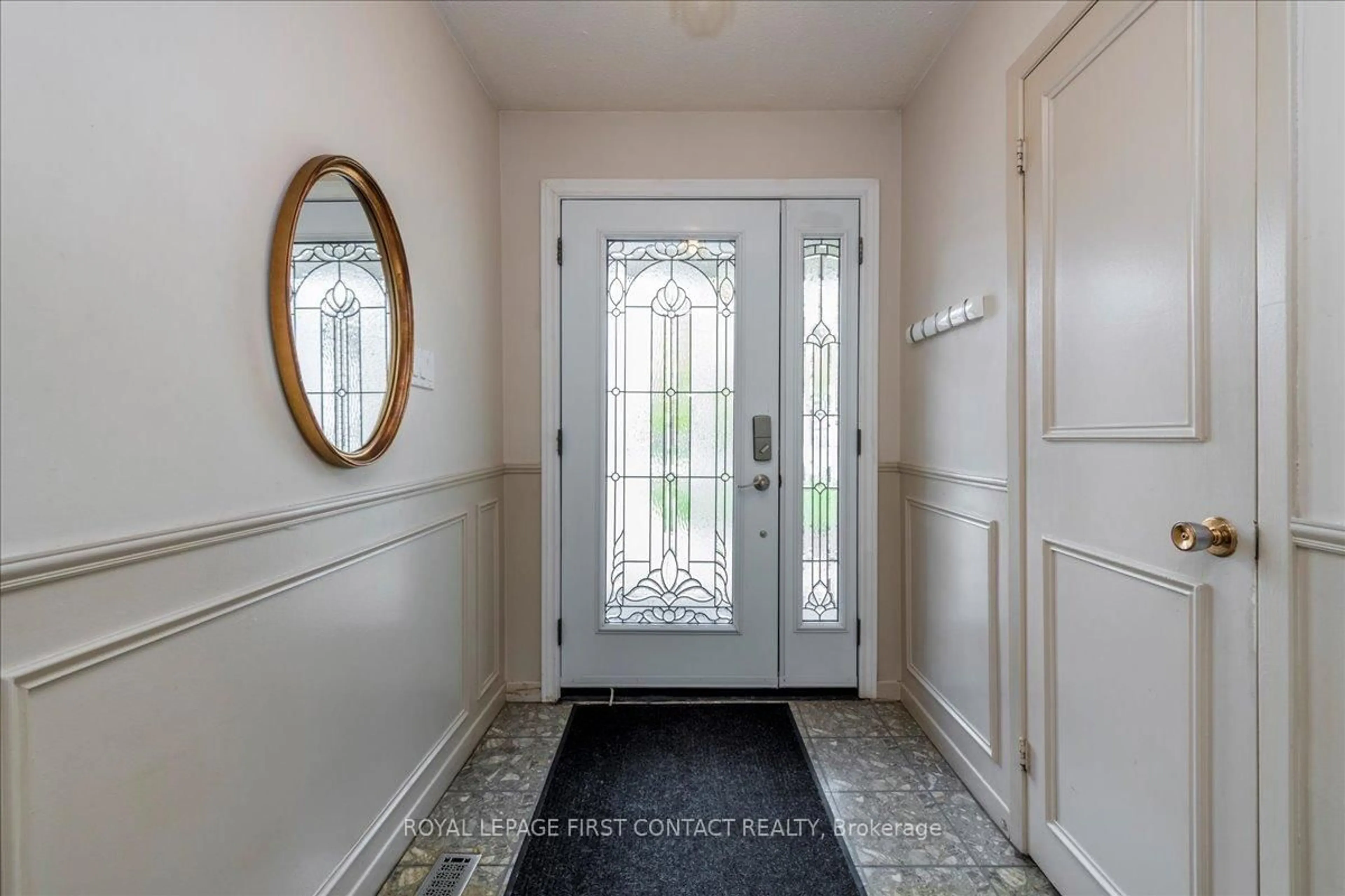 Indoor entryway for 23 Merrylynn Dr, Richmond Hill Ontario L4C 5B1