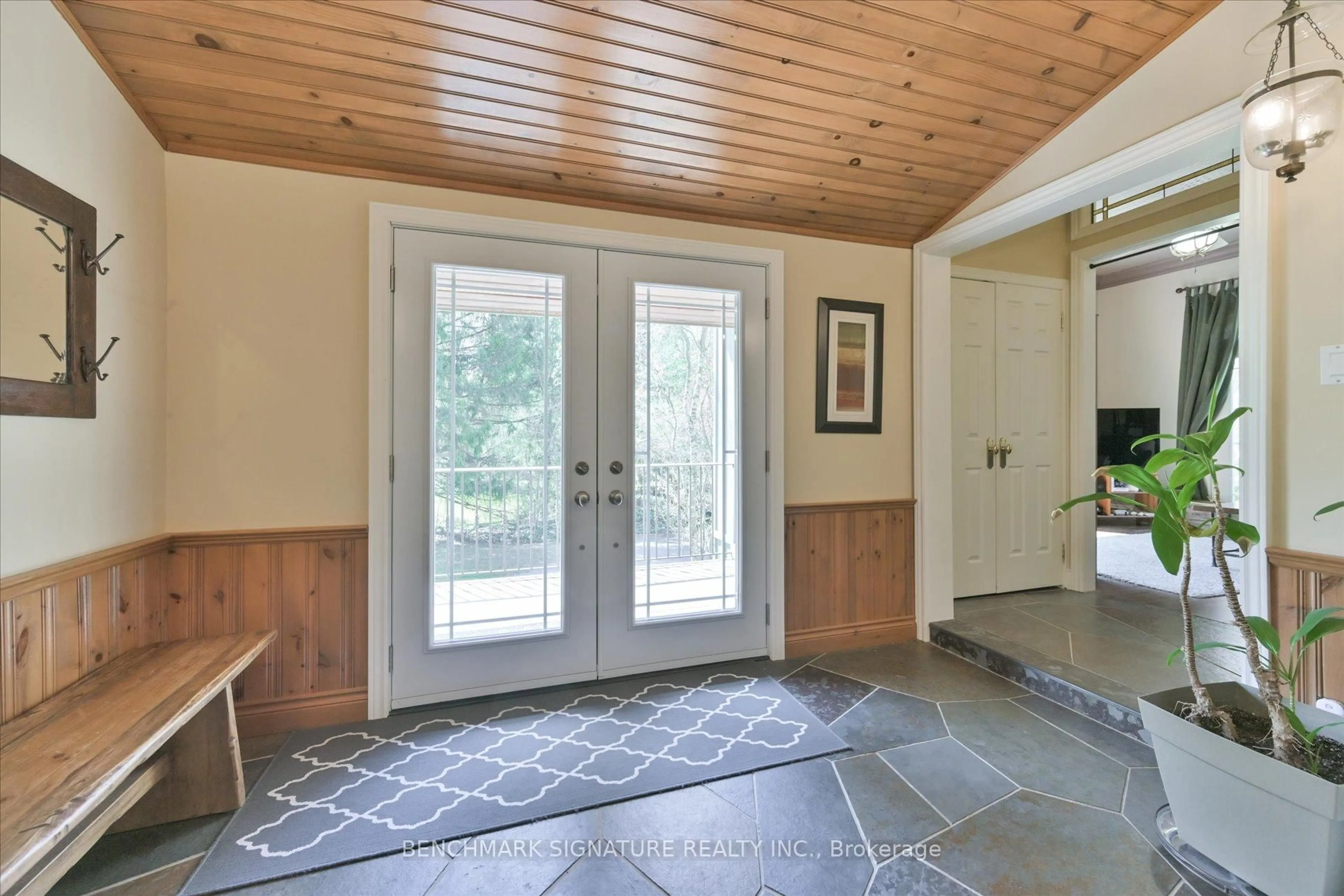 Indoor entryway for 115 Fog Rd, King Ontario L7B 1A3