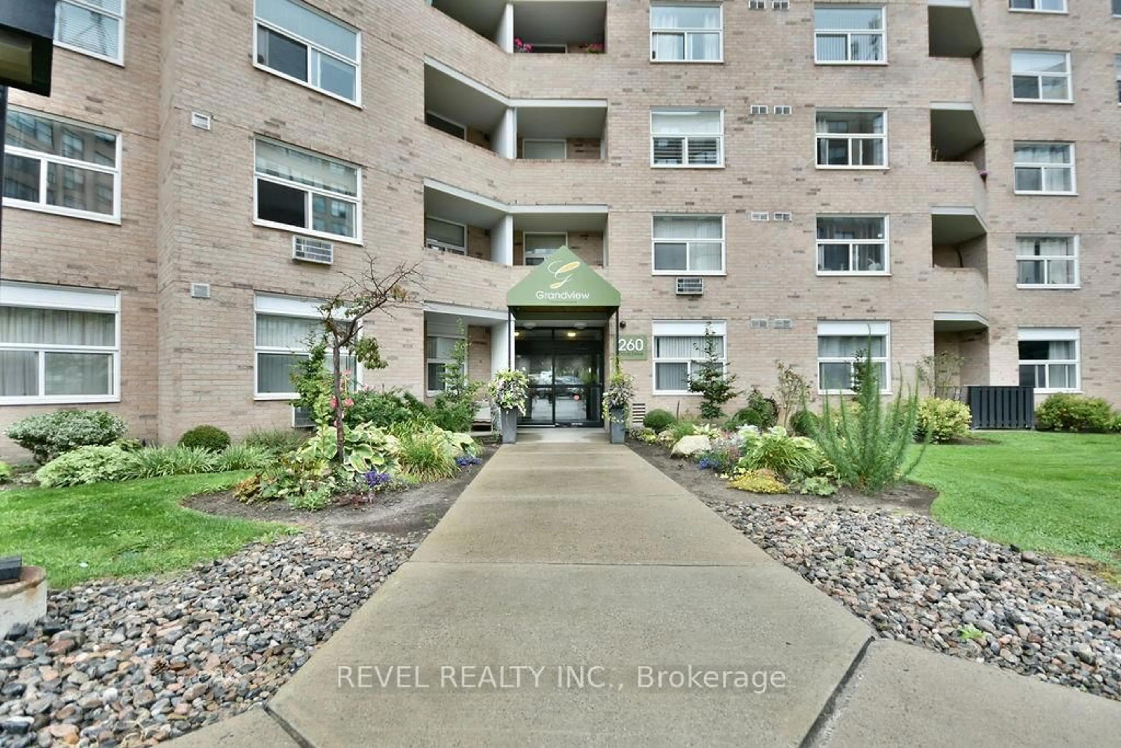 Indoor foyer for 260 Davis Dr #306, Newmarket Ontario L3Y 7C3