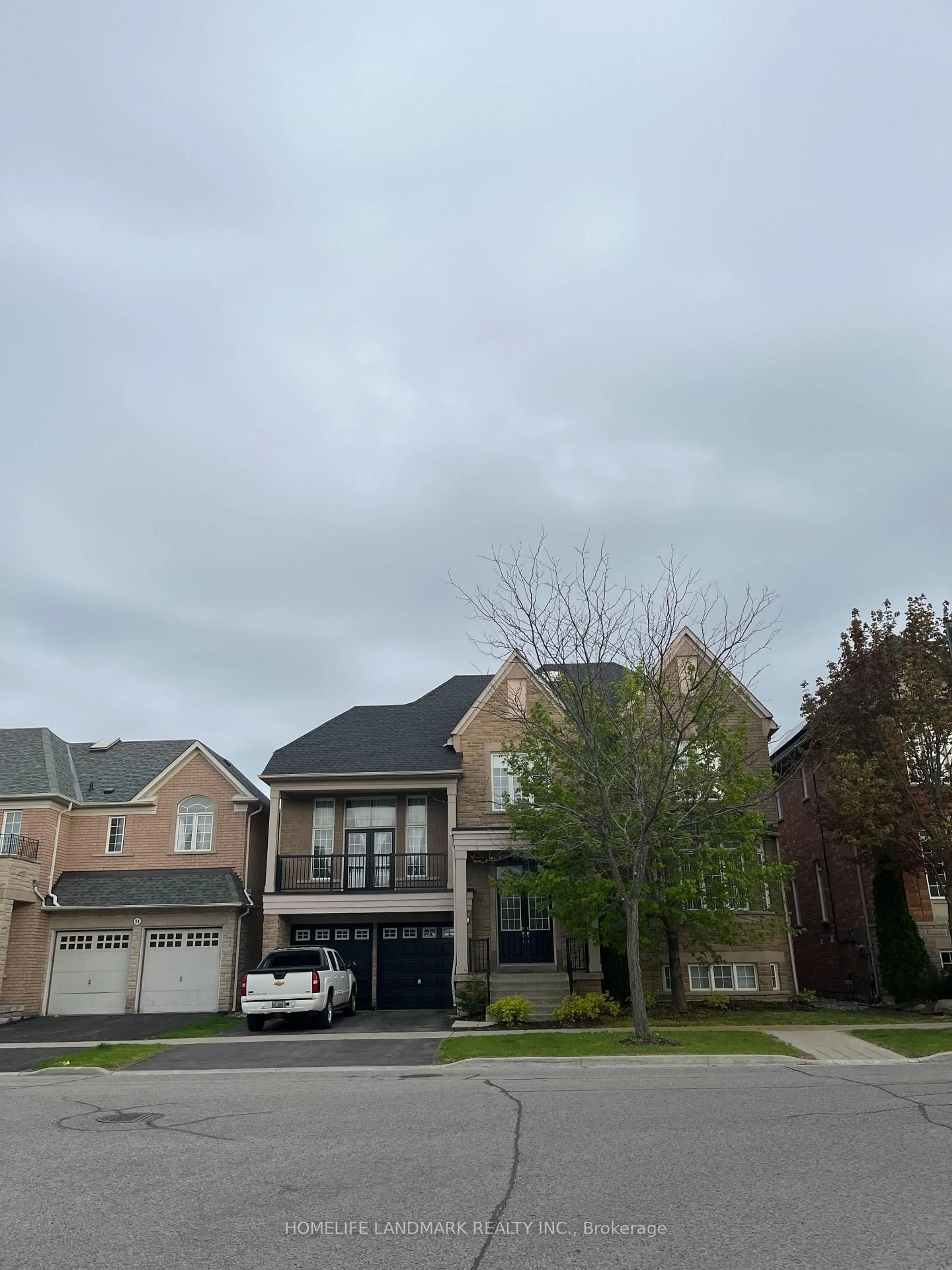 A pic from outside/outdoor area/front of a property/back of a property/a pic from drone, street for 9 Alpaca Dr, Richmond Hill Ontario L4E 0E6