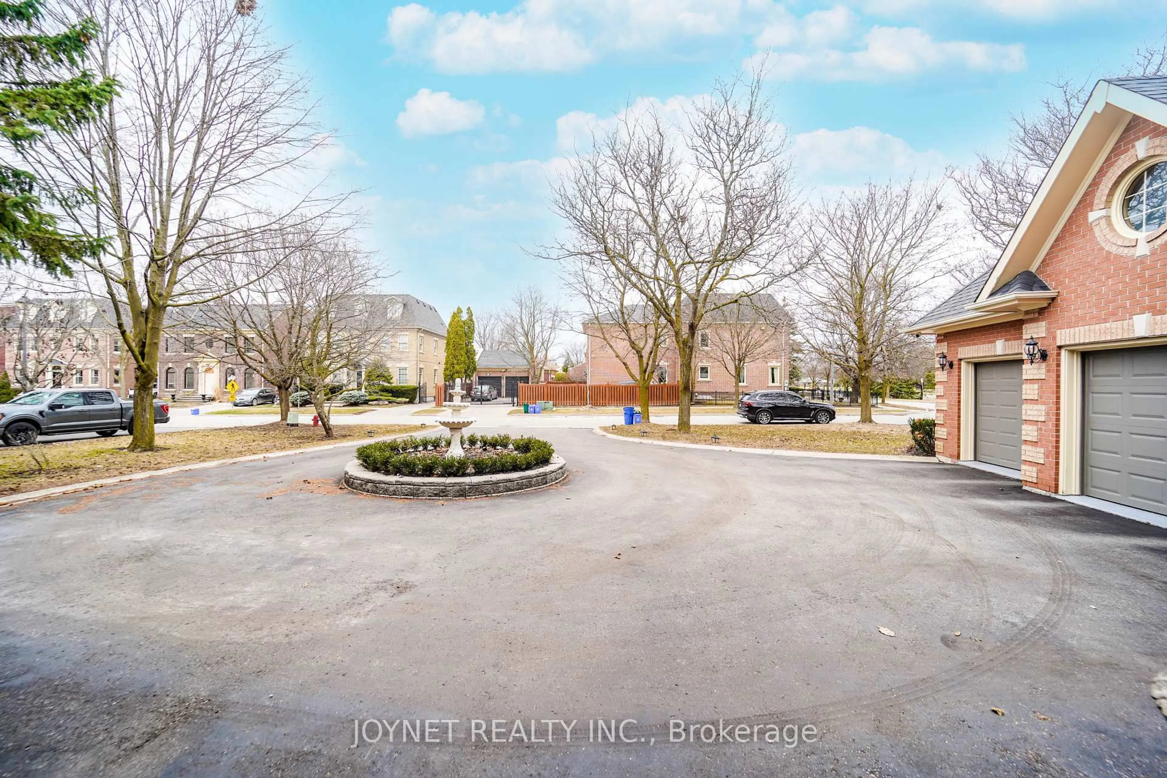 A pic from outside/outdoor area/front of a property/back of a property/a pic from drone, unknown for 33 Oatlands Cres, Richmond Hill Ontario L4C 9P1