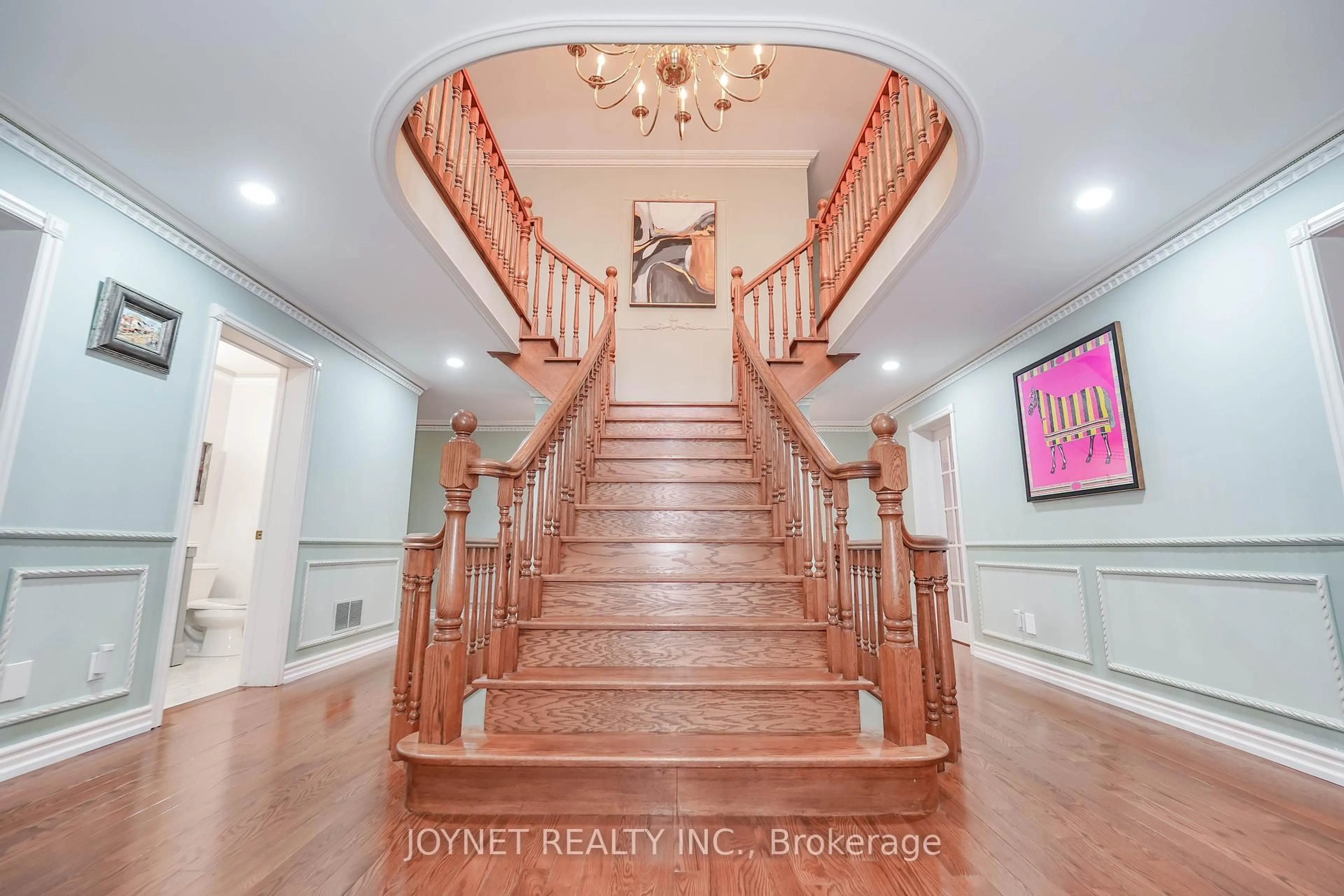 Indoor foyer for 33 Oatlands Cres, Richmond Hill Ontario L4C 9P1