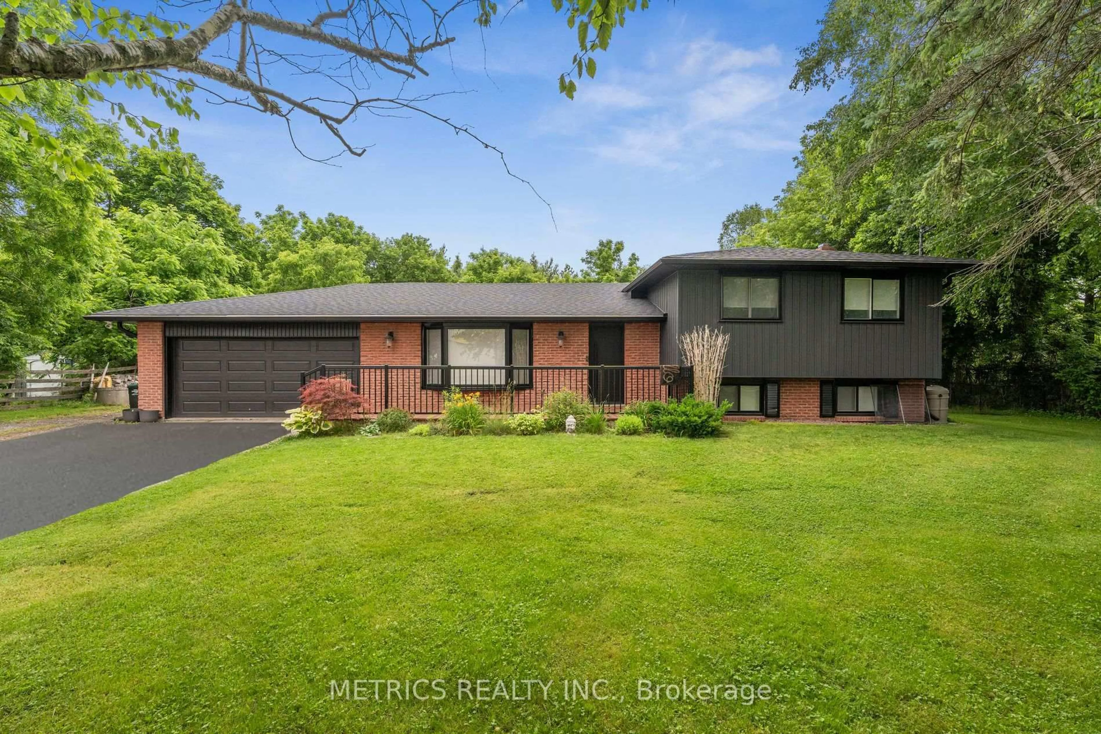 Home with brick exterior material, street for 1386 Gilford Rd, Innisfil Ontario L0L 1R0