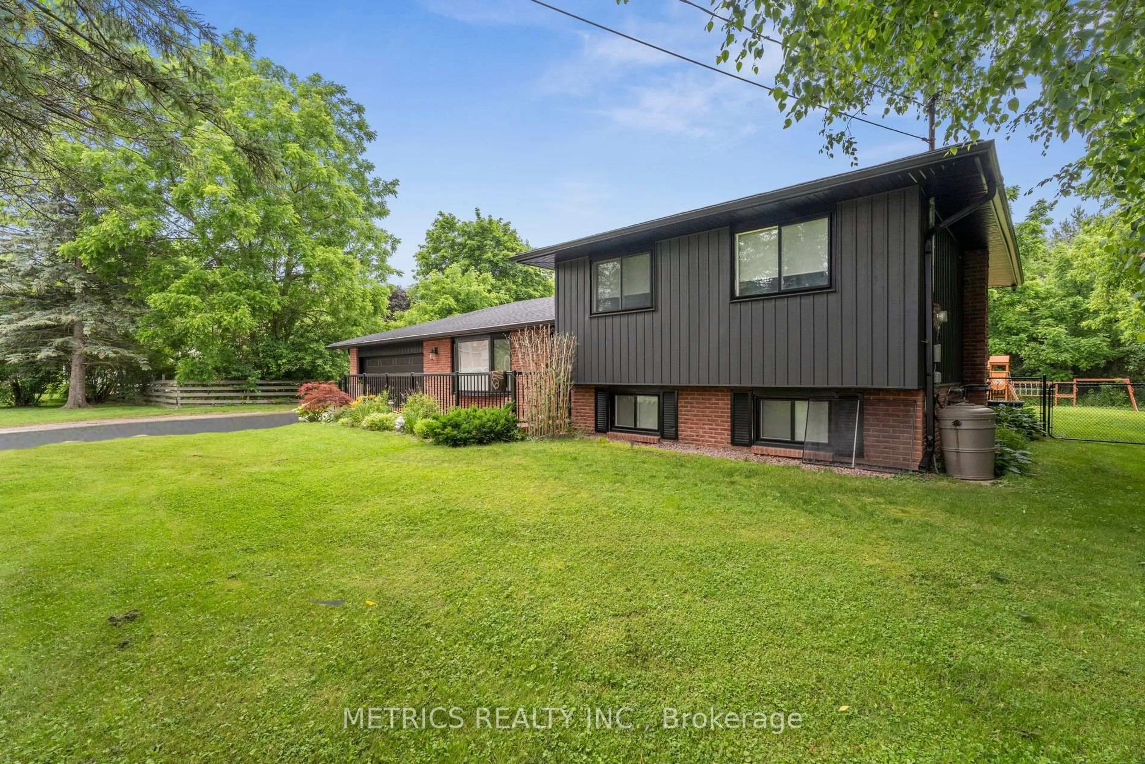 A pic from outside/outdoor area/front of a property/back of a property/a pic from drone, unknown for 1386 Gilford Rd, Innisfil Ontario L0L 1R0