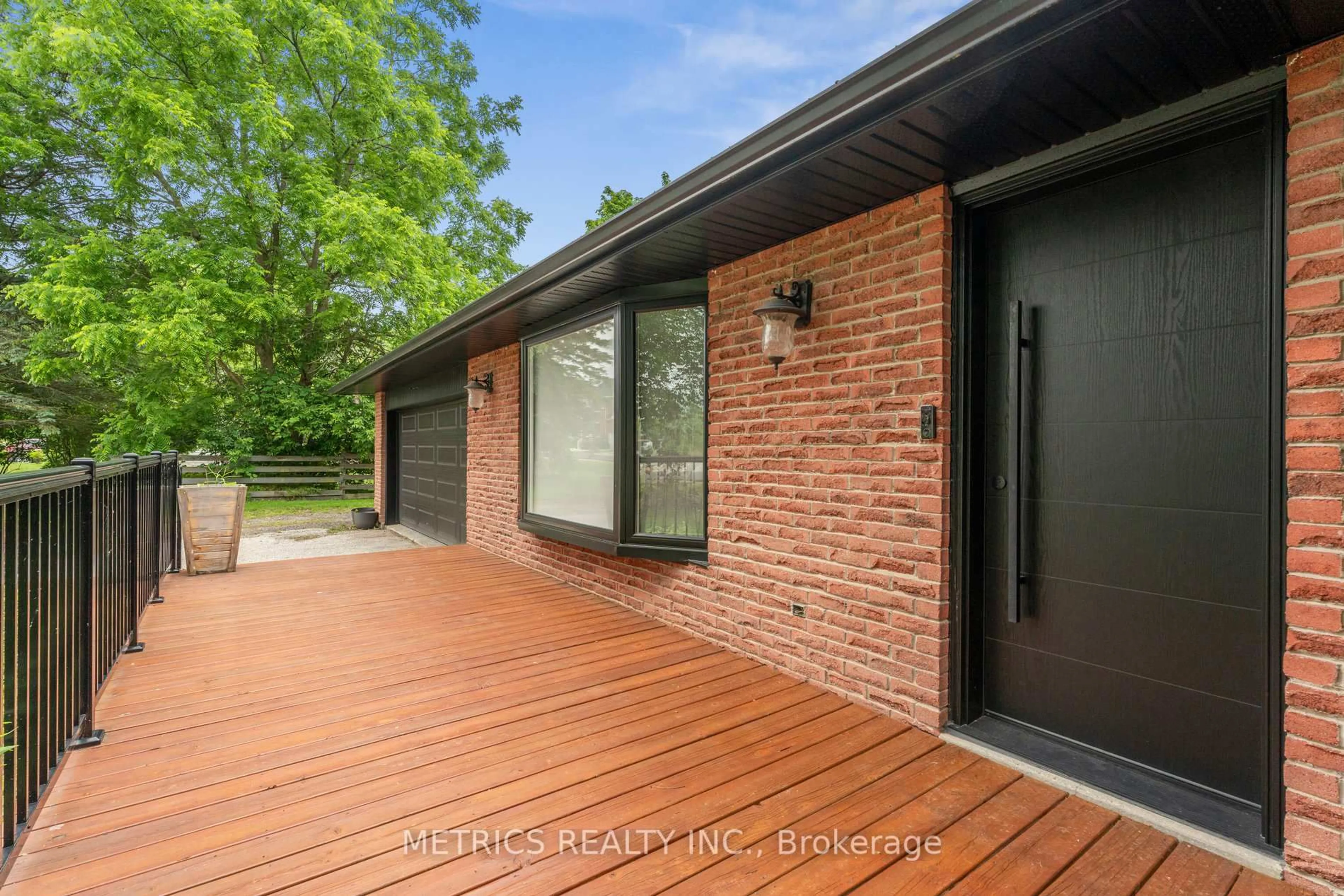 Home with brick exterior material, street for 1386 Gilford Rd, Innisfil Ontario L0L 1R0