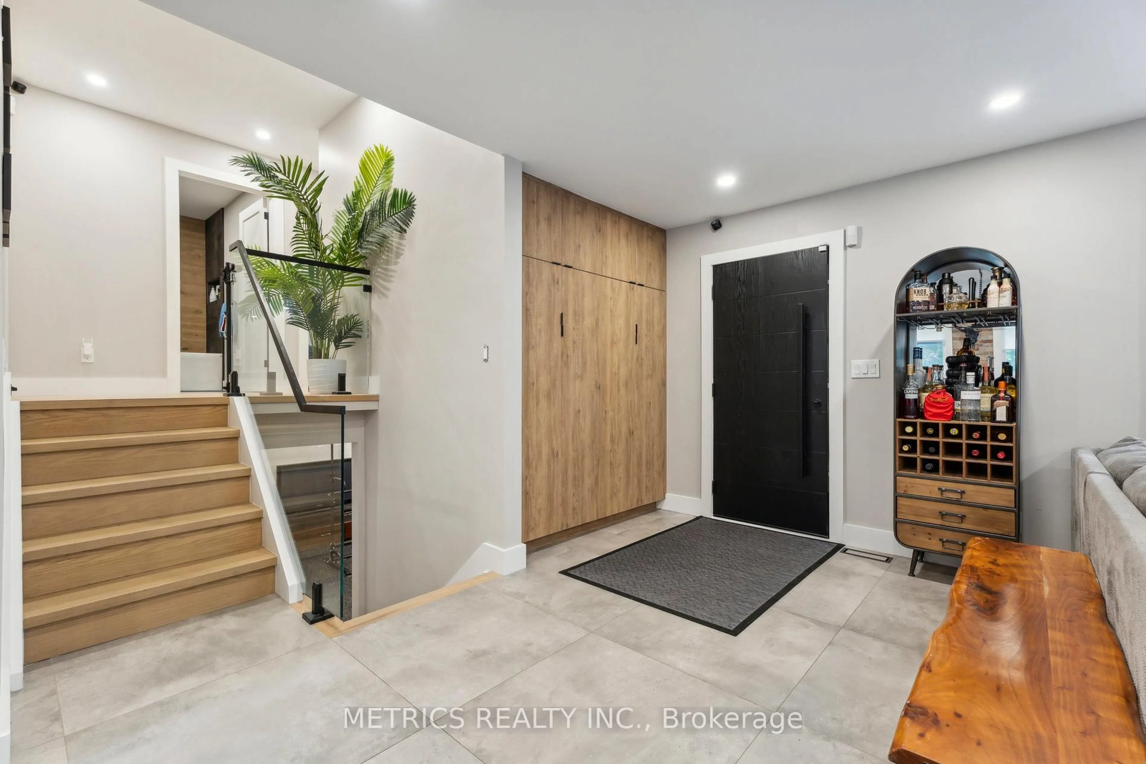 Indoor entryway for 1386 Gilford Rd, Innisfil Ontario L0L 1R0