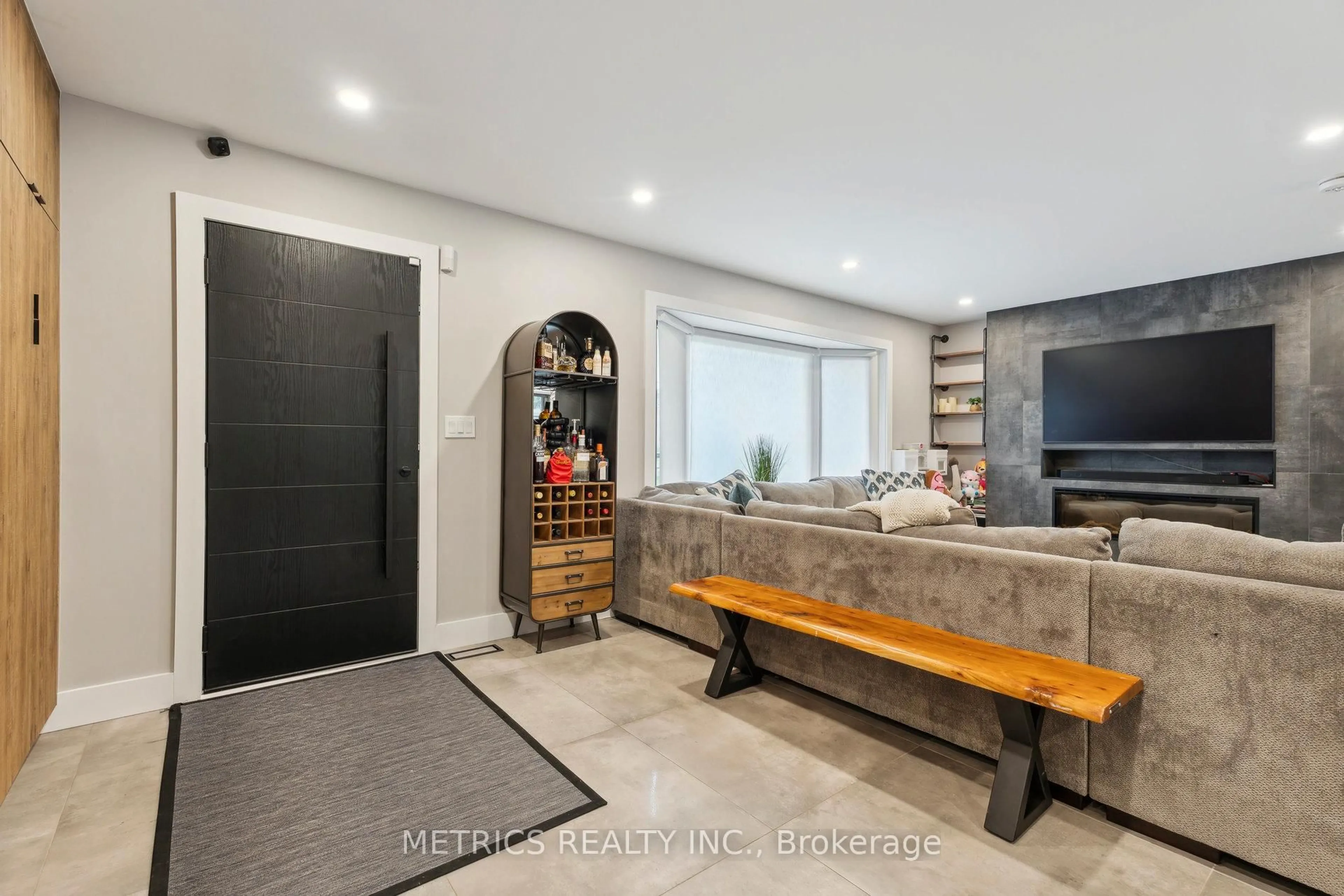 Indoor entryway for 1386 Gilford Rd, Innisfil Ontario L0L 1R0