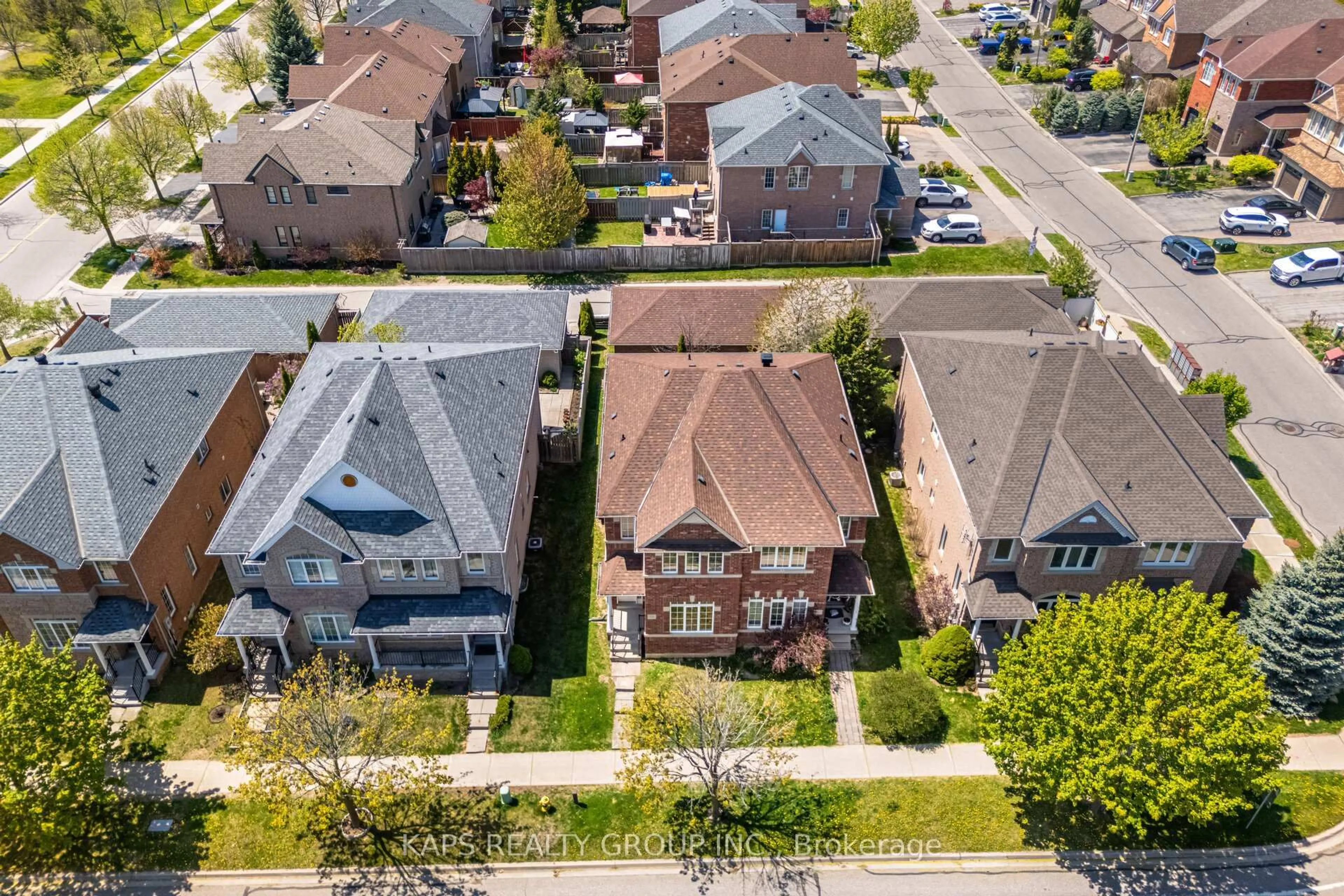 A pic from outside/outdoor area/front of a property/back of a property/a pic from drone, street for 98 Forest Run Blvd, Vaughan Ontario L4K 5J2