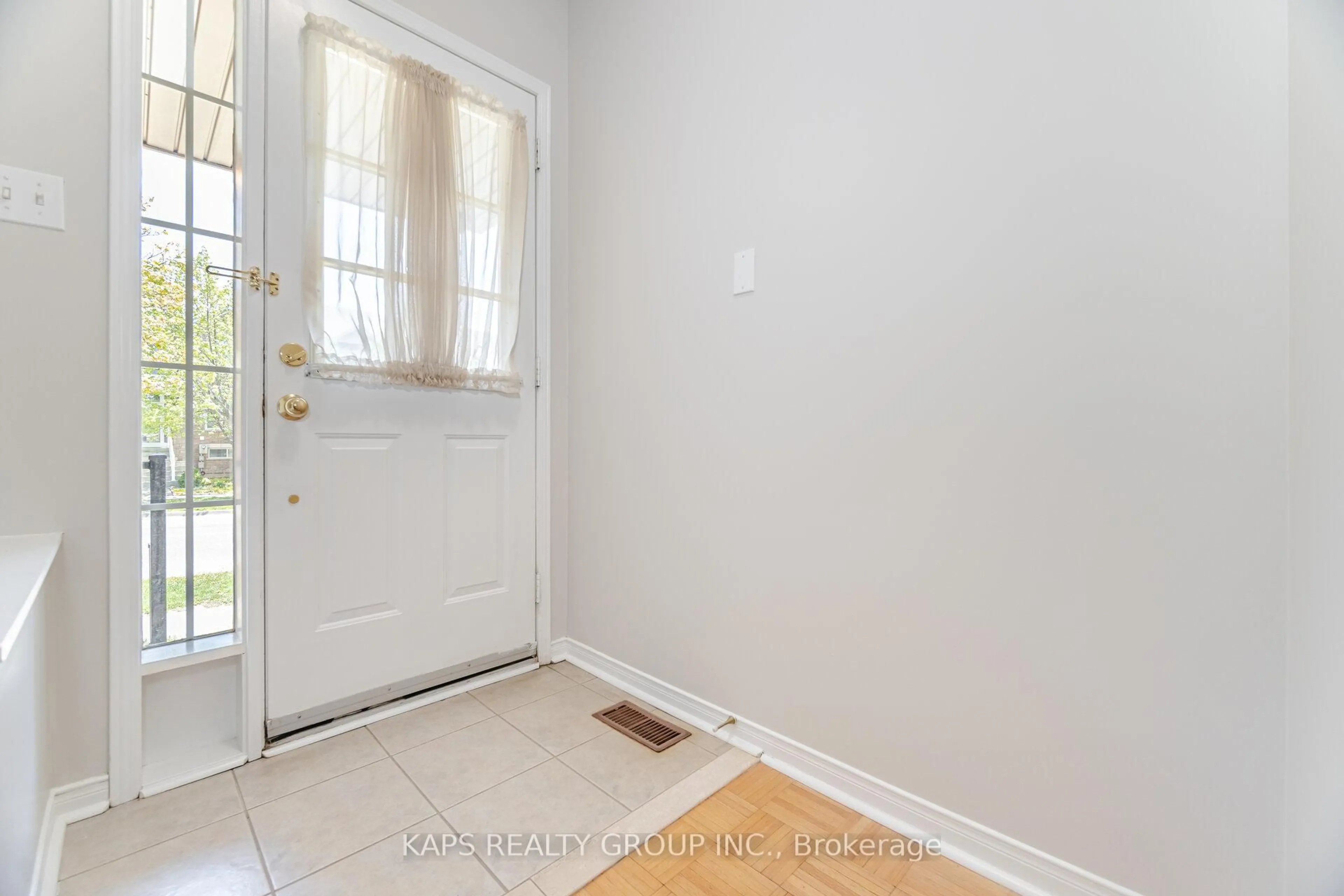 Indoor entryway for 98 Forest Run Blvd, Vaughan Ontario L4K 5J2