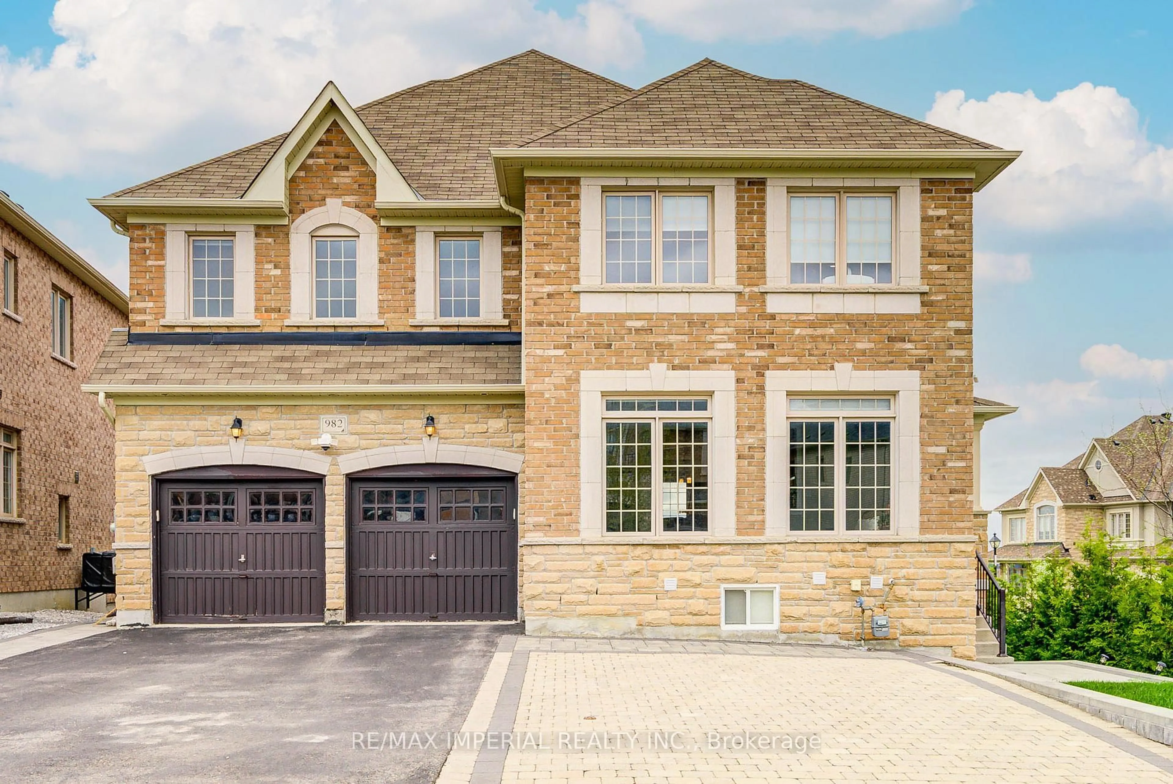 Home with brick exterior material, street for 982 Wilbur Pipher Circ, Newmarket Ontario L3X 0B8