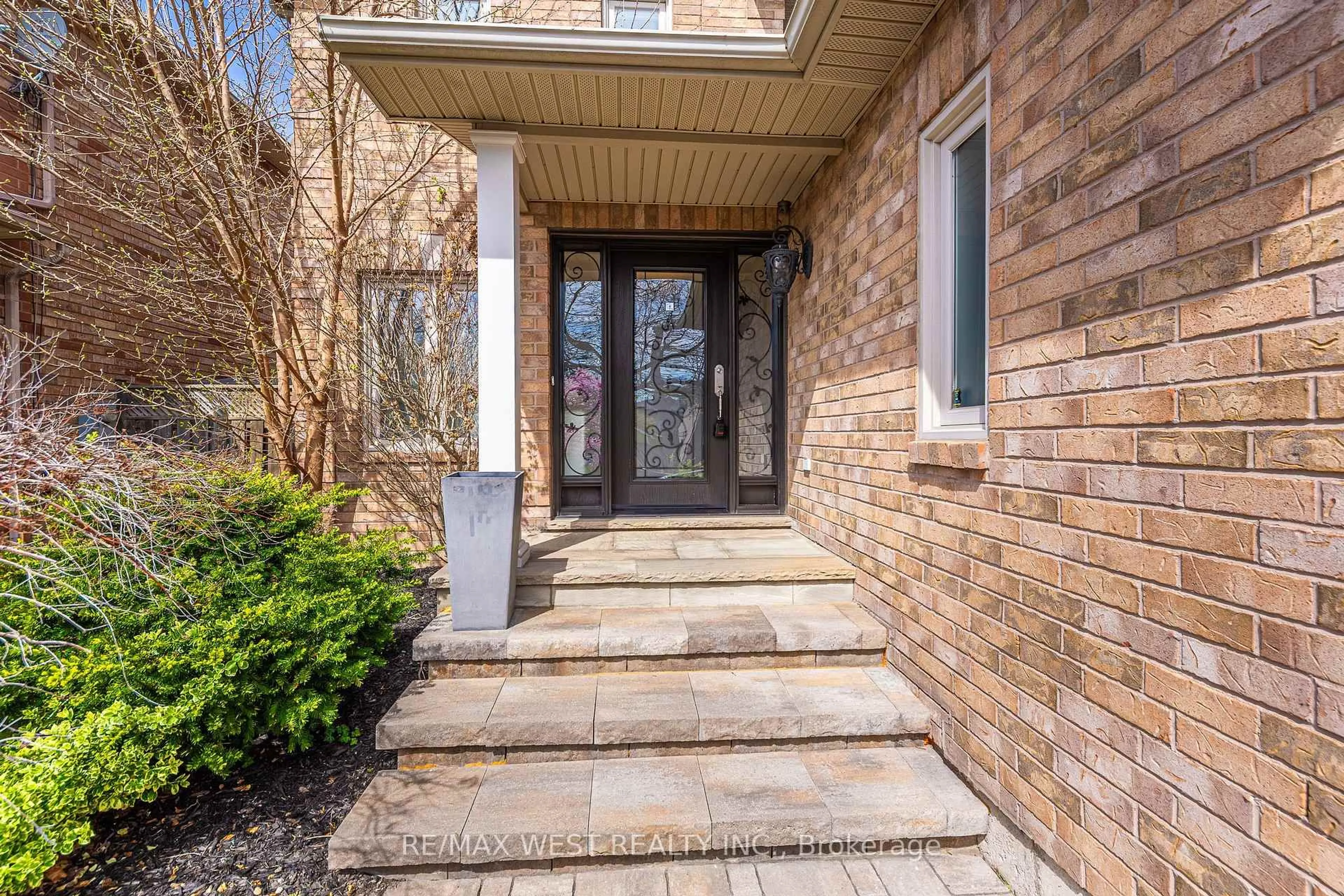 Indoor entryway for 210 Roseheath Dr, Vaughan Ontario L6A 2A3