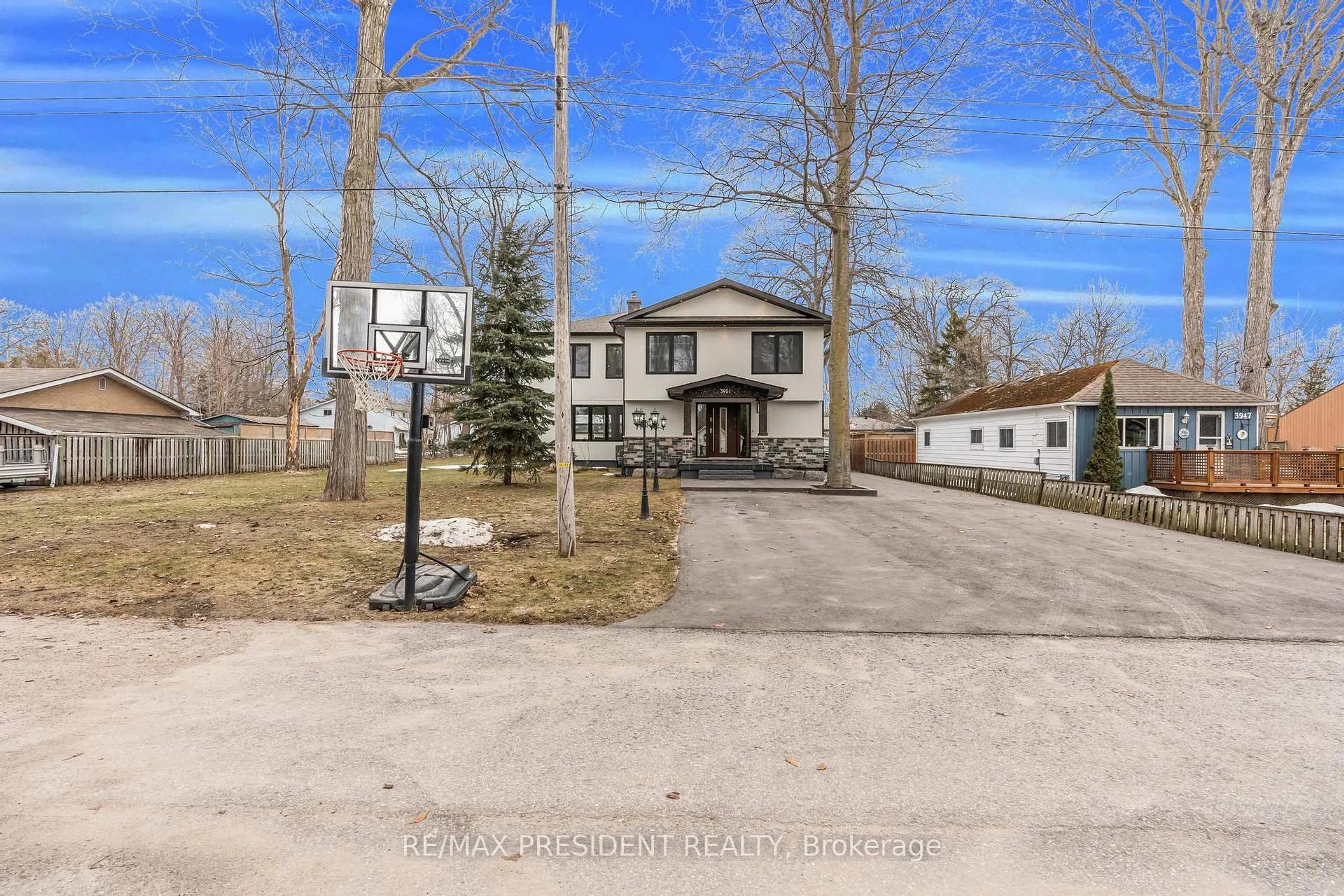 A pic from outside/outdoor area/front of a property/back of a property/a pic from drone, street for 3951 Alberta Ave, Innisfil Ontario L9S 2M1