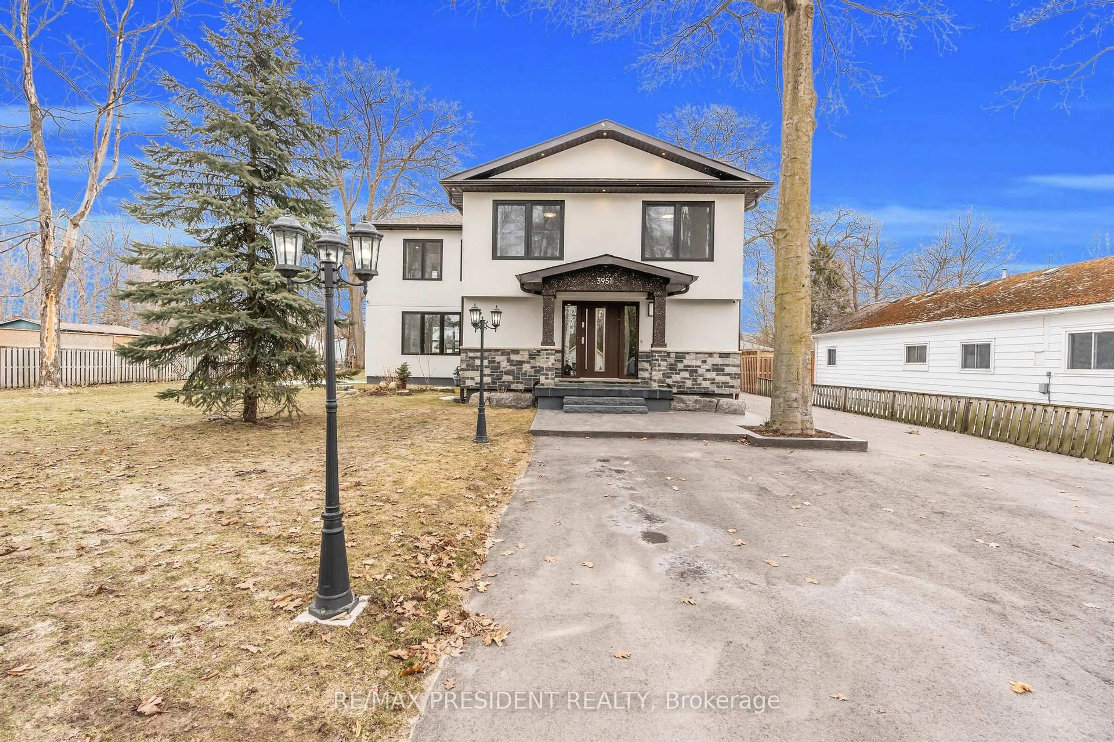 A pic from outside/outdoor area/front of a property/back of a property/a pic from drone, street for 3951 Alberta Ave, Innisfil Ontario L9S 2M1