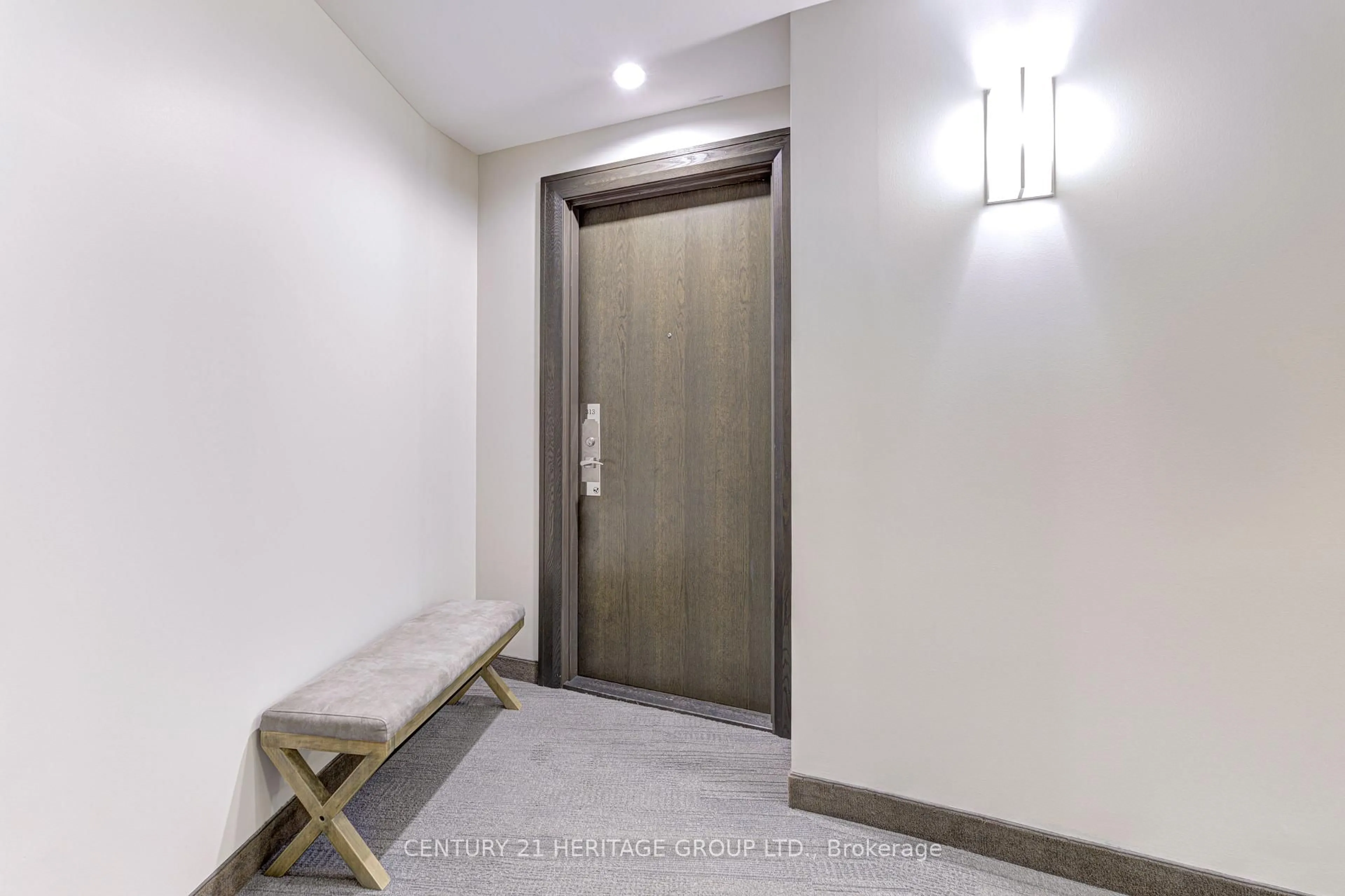 Indoor foyer for 2910 Highway 7 Rd #313, Vaughan Ontario L4K 0H8