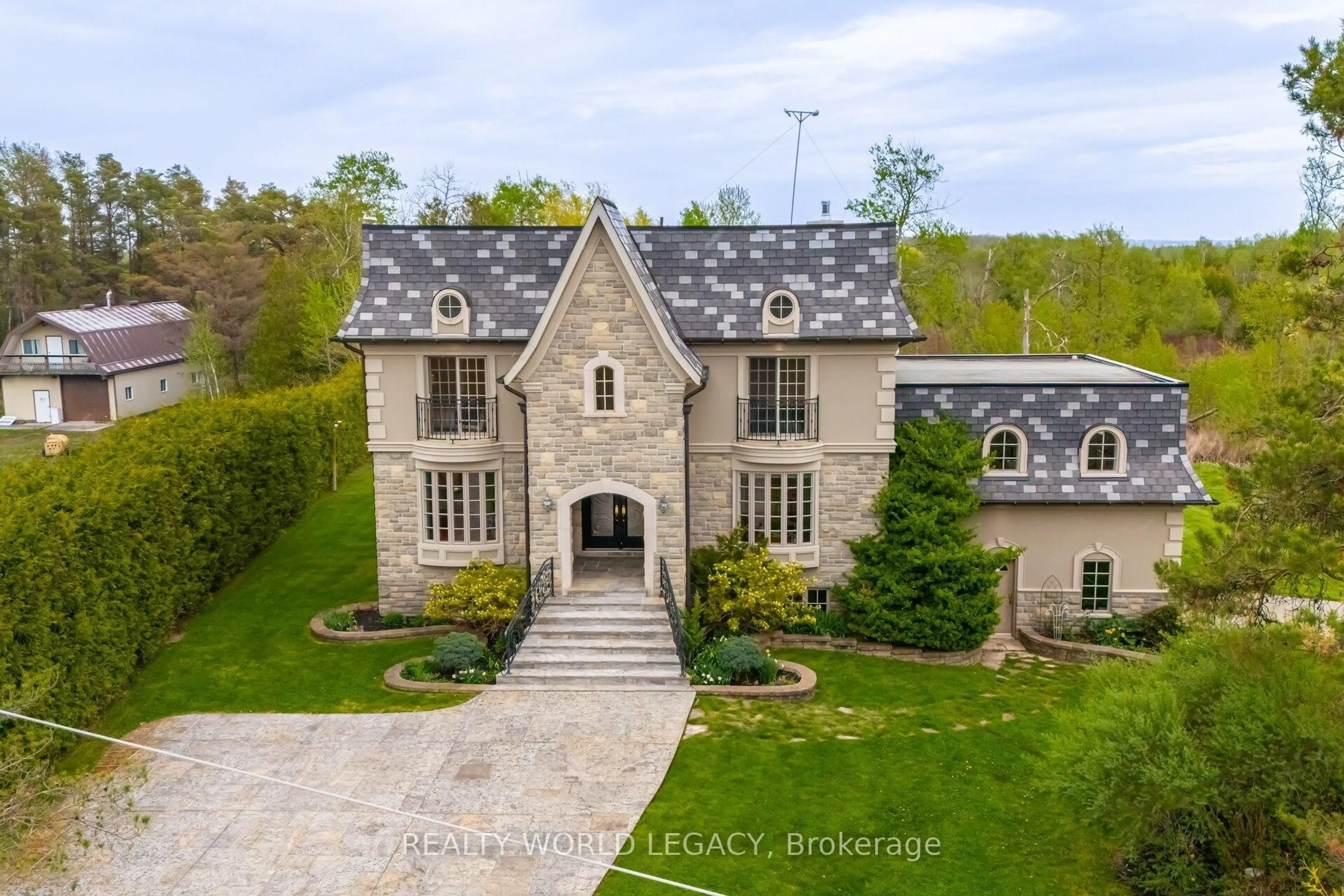 A pic from outside/outdoor area/front of a property/back of a property/a pic from drone, building for 4313 20 Sdrd, Bradford West Gwillimbury Ontario L3Z 2A5