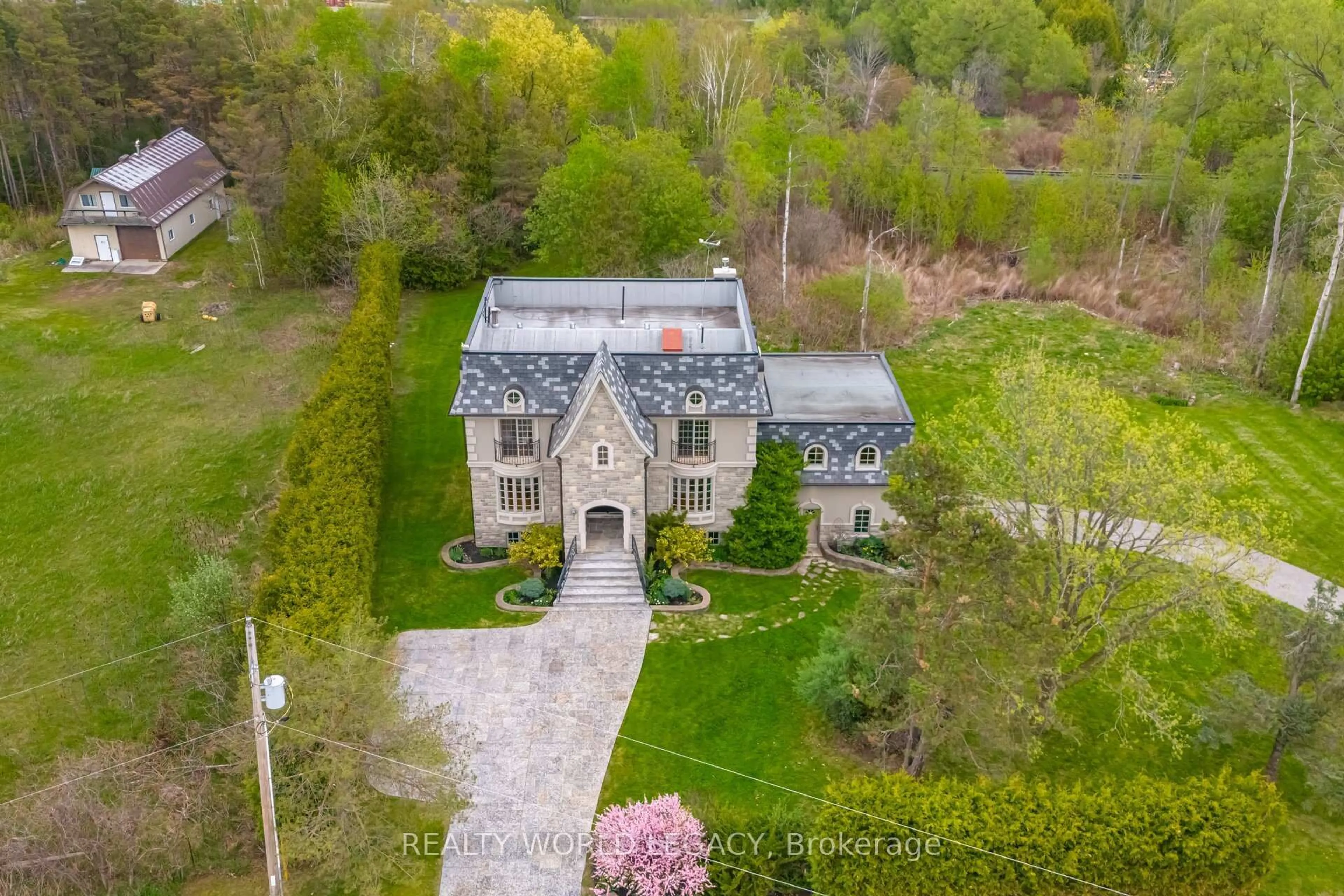 A pic from outside/outdoor area/front of a property/back of a property/a pic from drone, building for 4313 20 Sdrd, Bradford West Gwillimbury Ontario L3Z 2A5