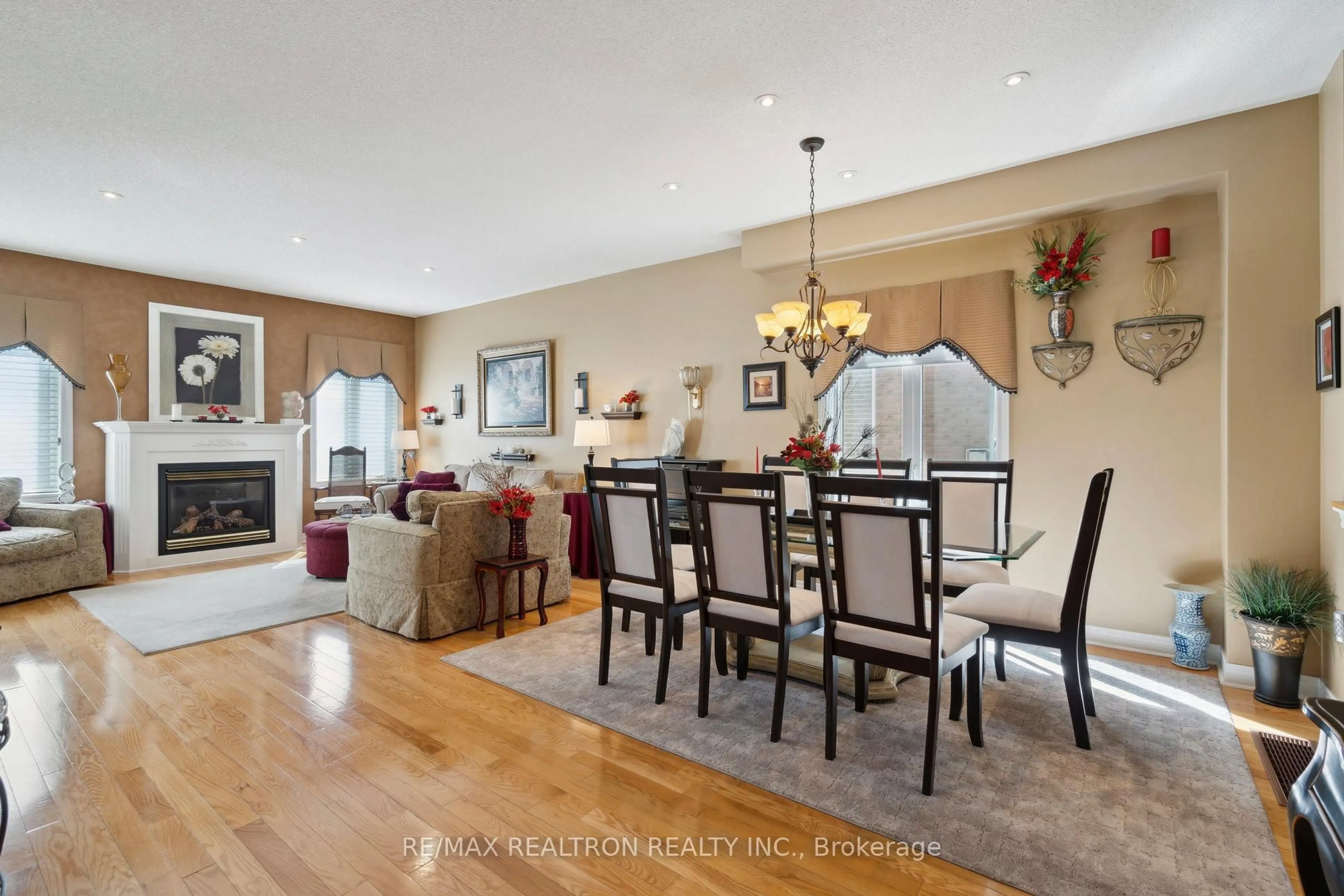 Dining room, unknown for 545 Pleasant Ridge Ave, Vaughan Ontario L4J 8X3