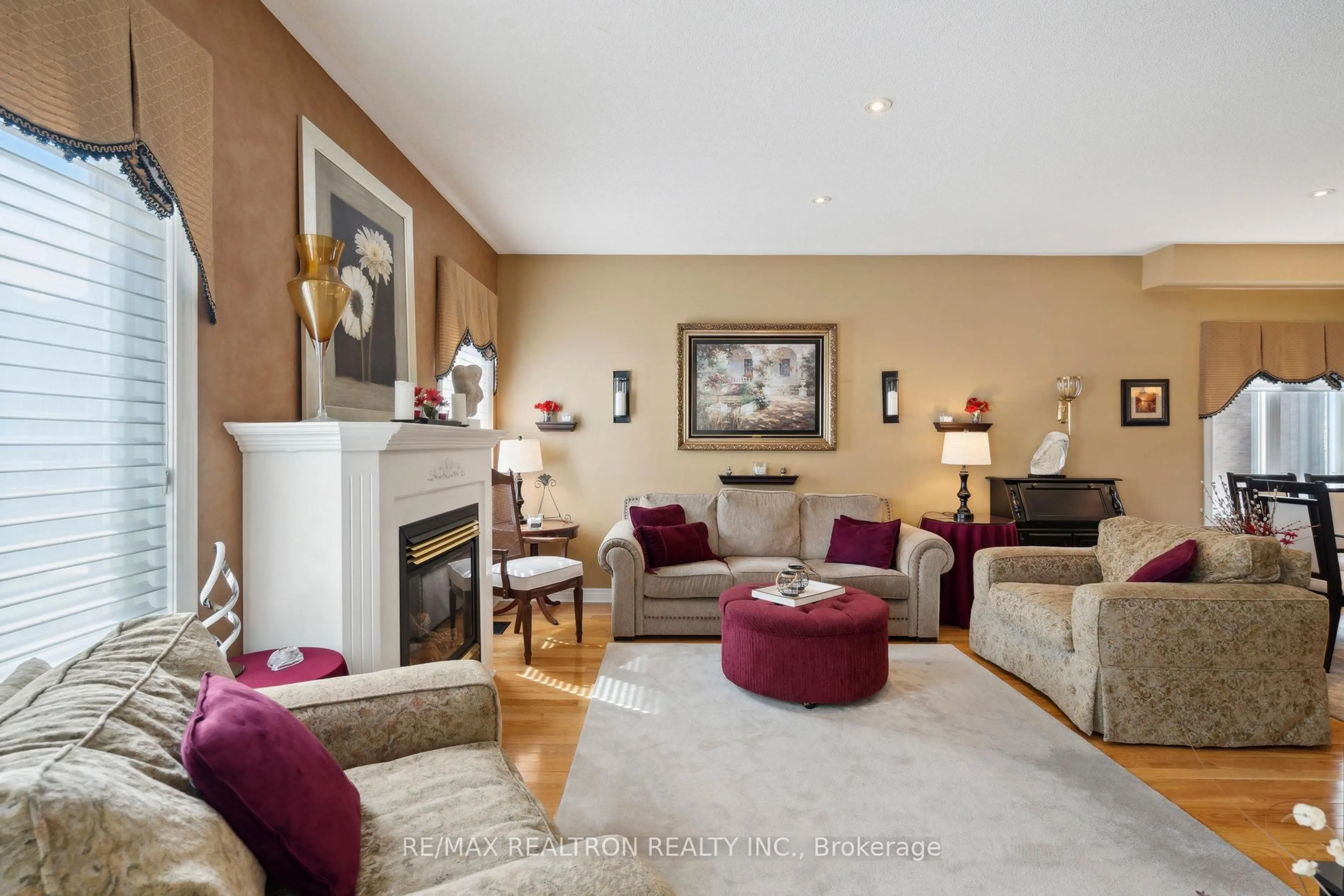 Living room with furniture, unknown for 545 Pleasant Ridge Ave, Vaughan Ontario L4J 8X3