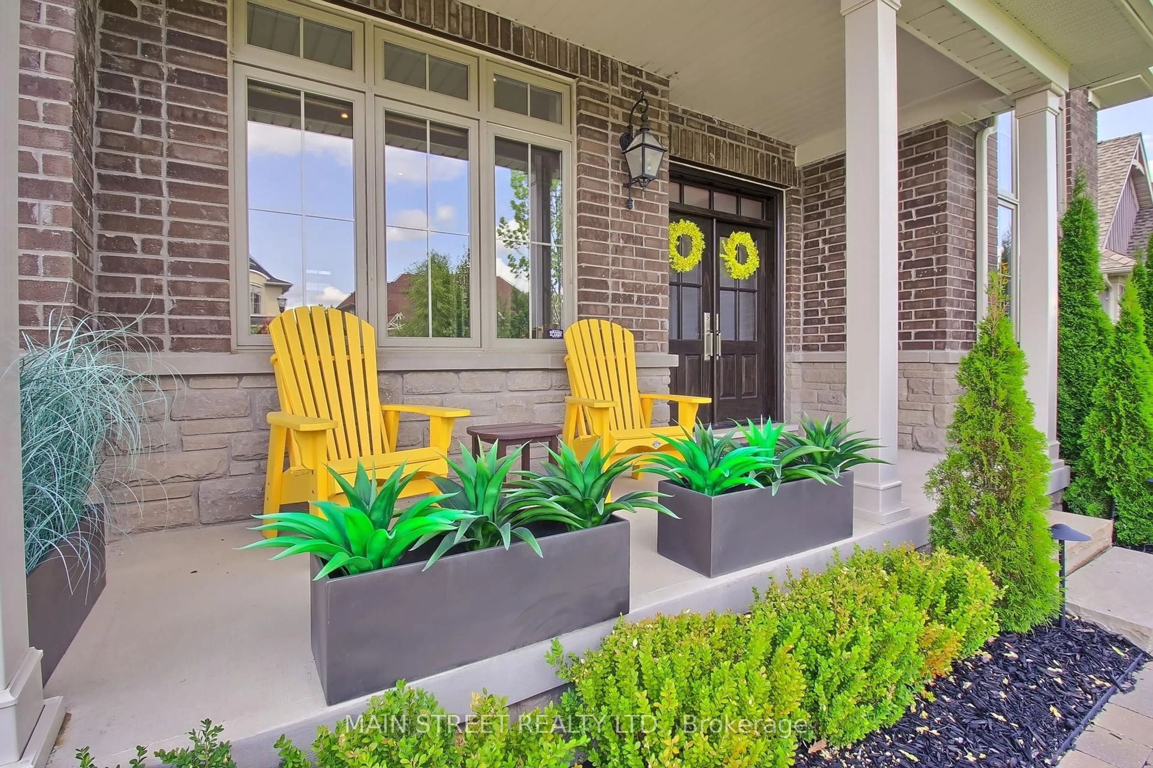 Patio, street for 18 Country Club Cres, Uxbridge Ontario L9P 0B8