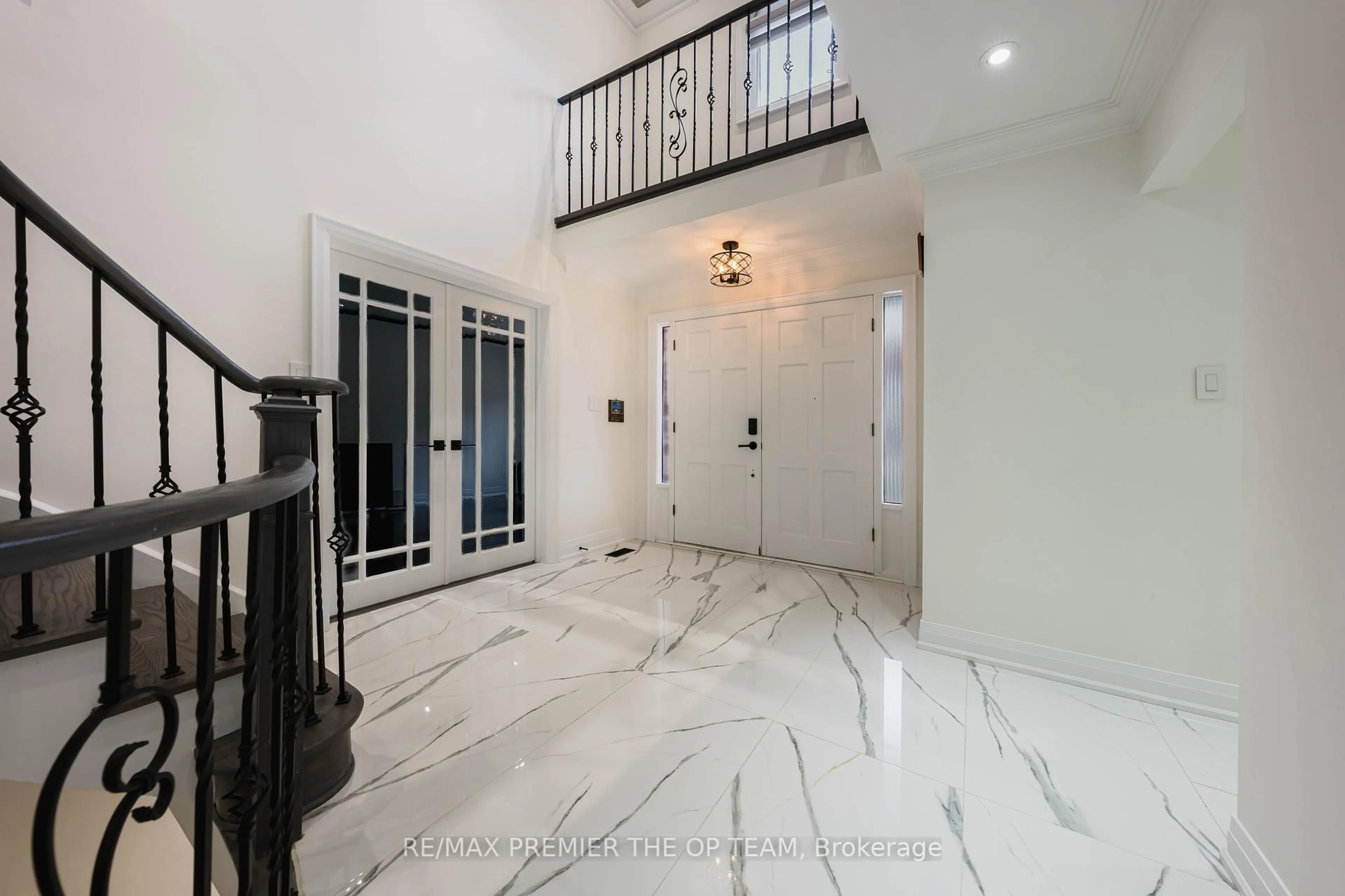 Indoor foyer for 99 Benjamin Dr, Vaughan Ontario L4L 1H7