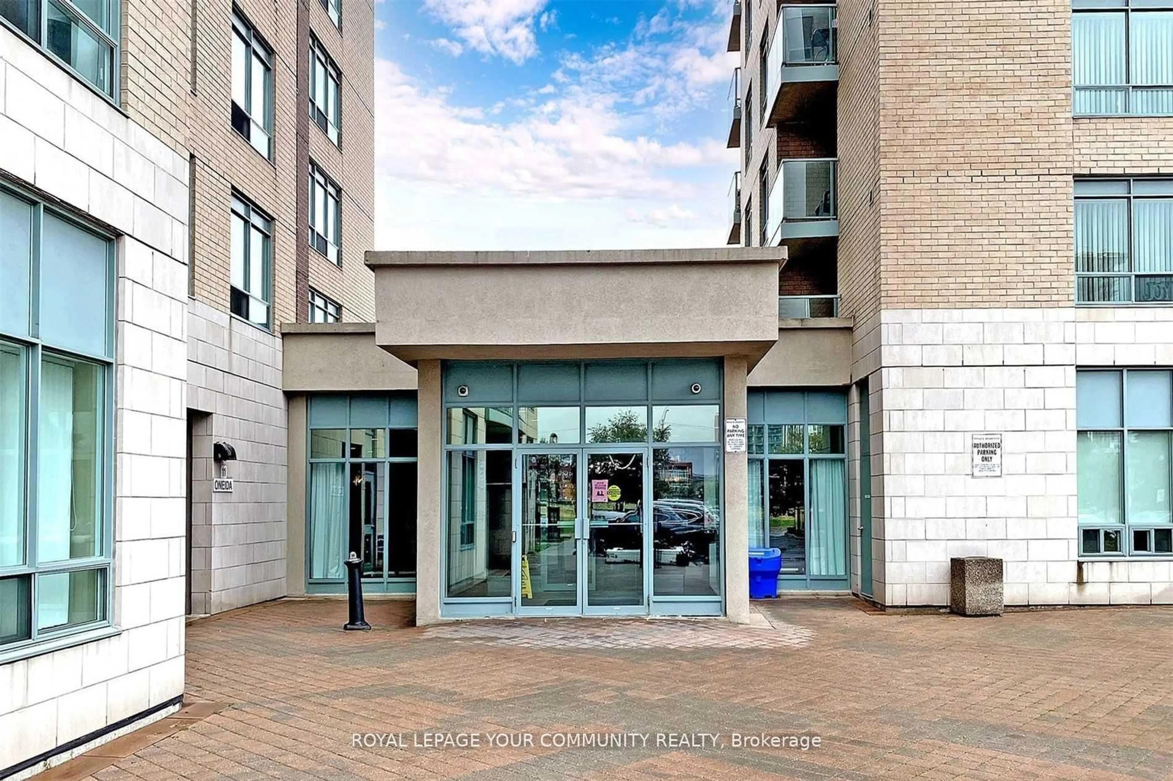 Indoor foyer for 23 Oneida Cres #1206, Richmond Hill Ontario L4B 0A2