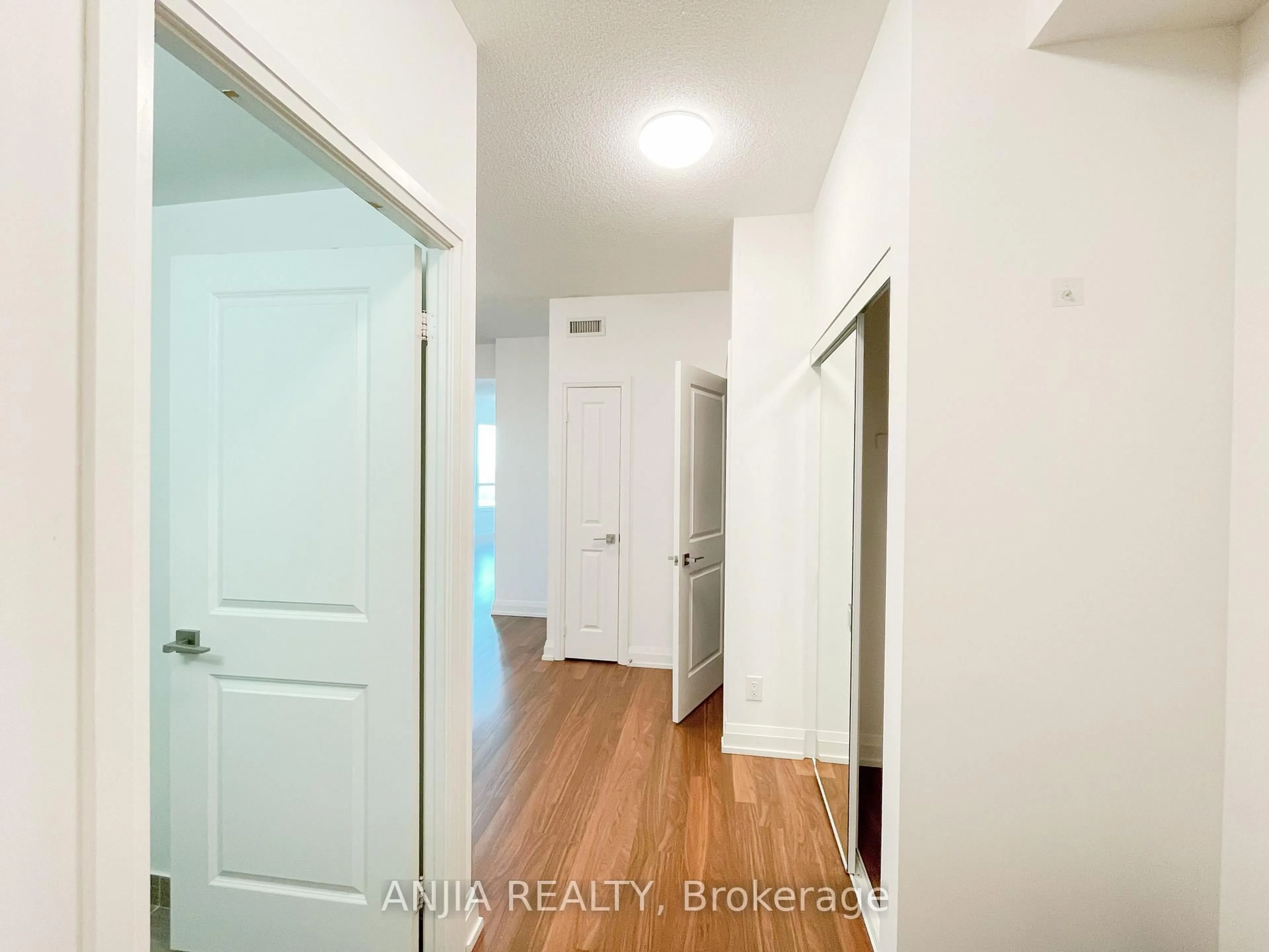 Indoor entryway for 7161 Yonge St #1032, Markham Ontario L3T 0C8