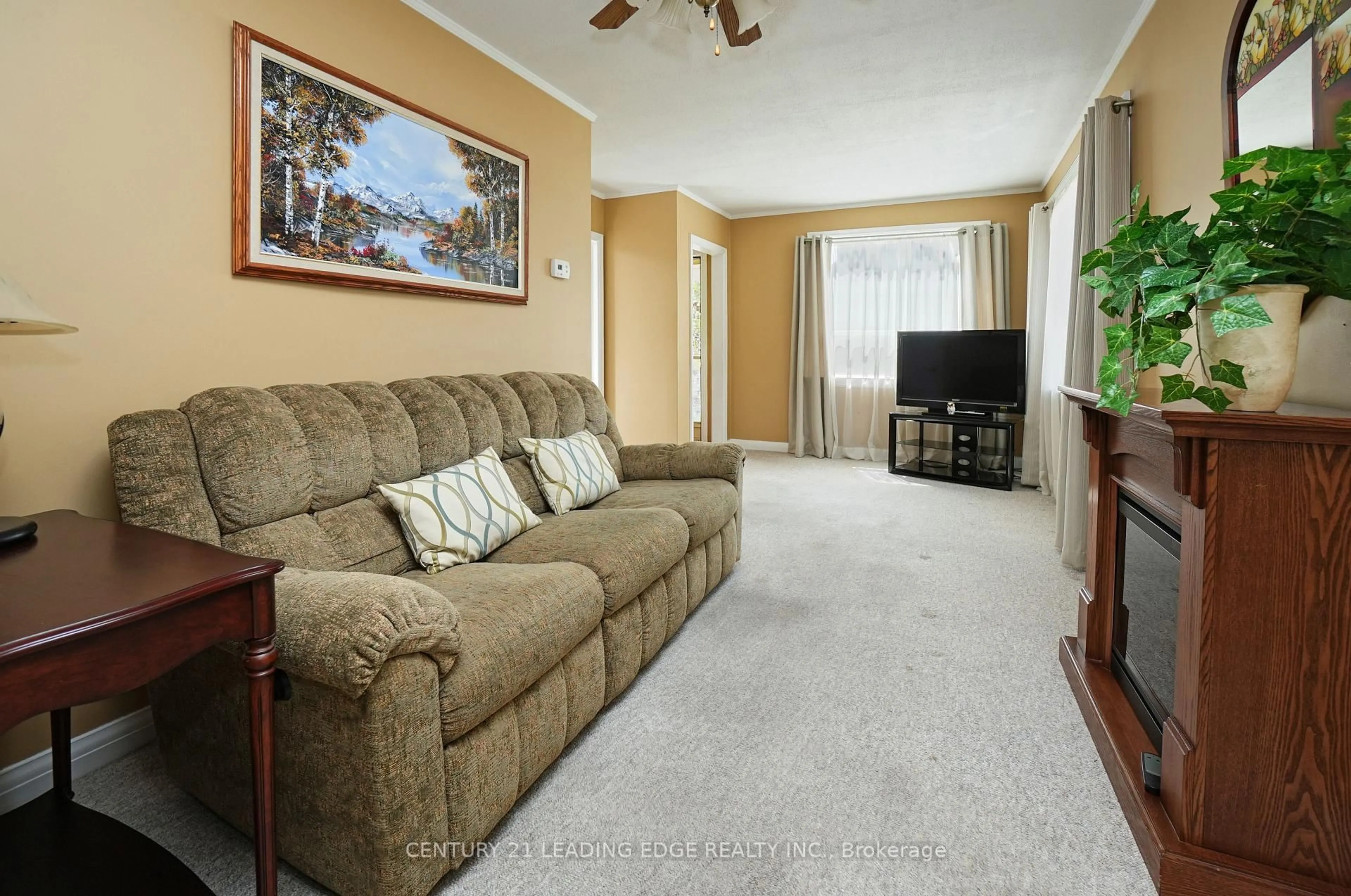 Living room with furniture, unknown for 12 Rouge St, Markham Ontario L3P 1K6